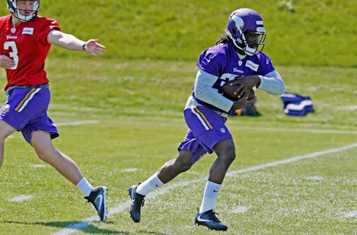 Minnesota Vikings rookie running back Dalvin Cook, right, takes a handoff from quarterback Wes Lunt during the NFL football team's rookies minicamp Friday, May 5, 2017, in Eden Prairie, Minn. (AP Photo/Jim Mone)