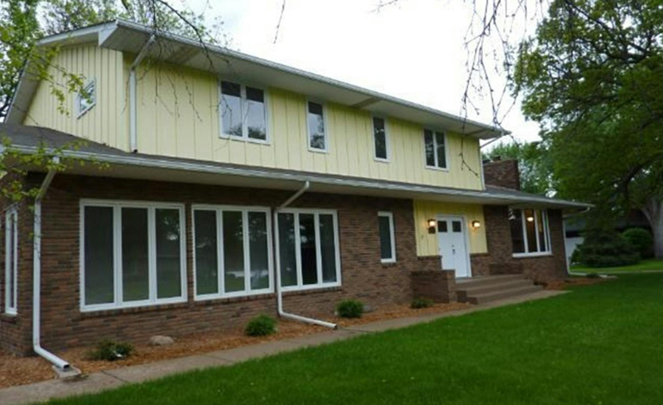 ... Roseville
Built in 1969, this four-bedroom, four-bath house has 3,550 finished square feet and features four bedrooms on one level, two fireplaces, remodeled kitchen with Silestone countertops and stainless steel appliances, full finsihed basement, deck and dock facilities on Owasso Lake. Listed by Mitch Farley, Real Estate Trader of Minnesota, 612-559-8100.