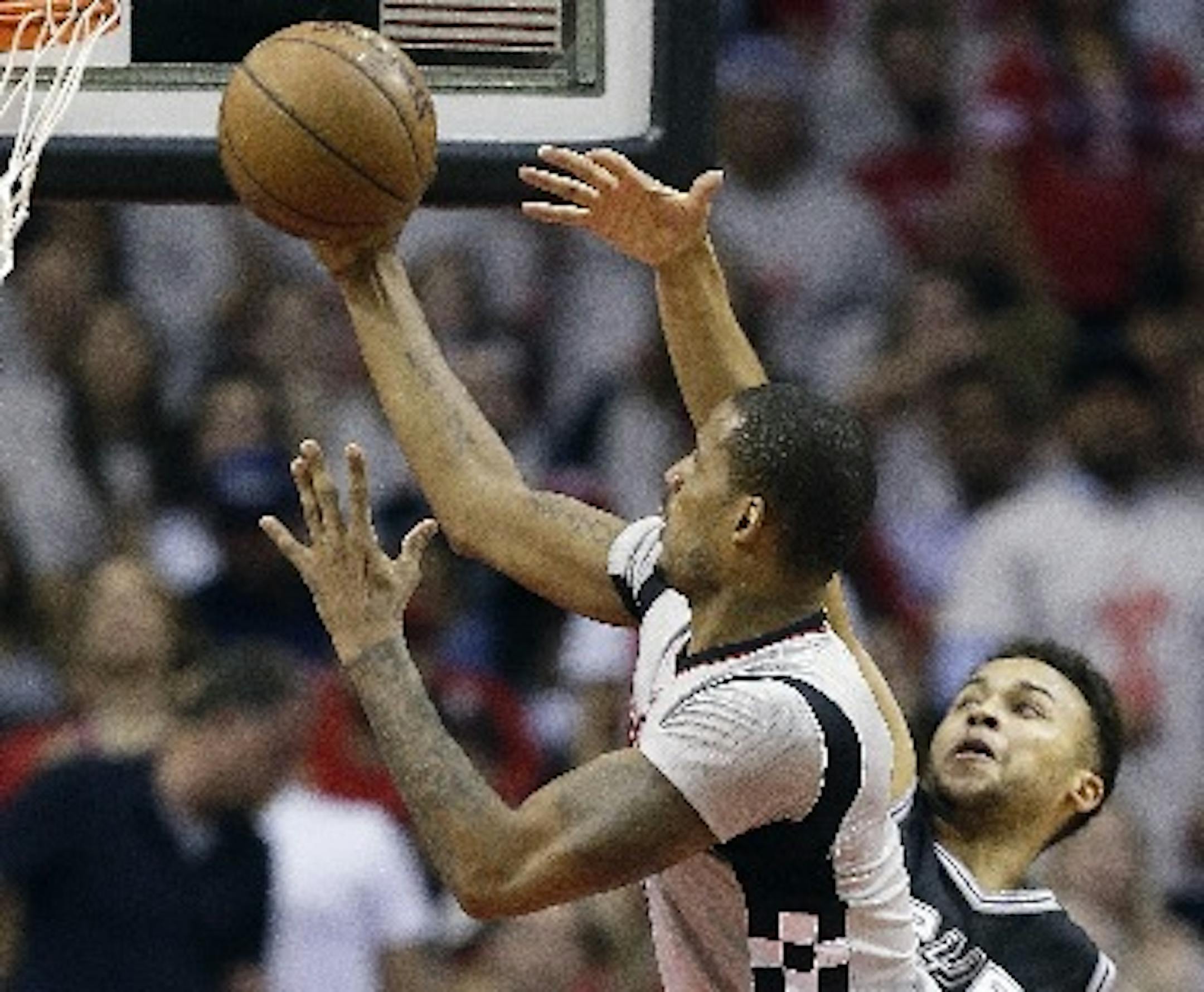Rockets forward Trevor Ariza drove past Spurs guard Kyle Anderson during the second half in Game 4 of an NBA second-round playoff series Sunday. Houston won 125-104.