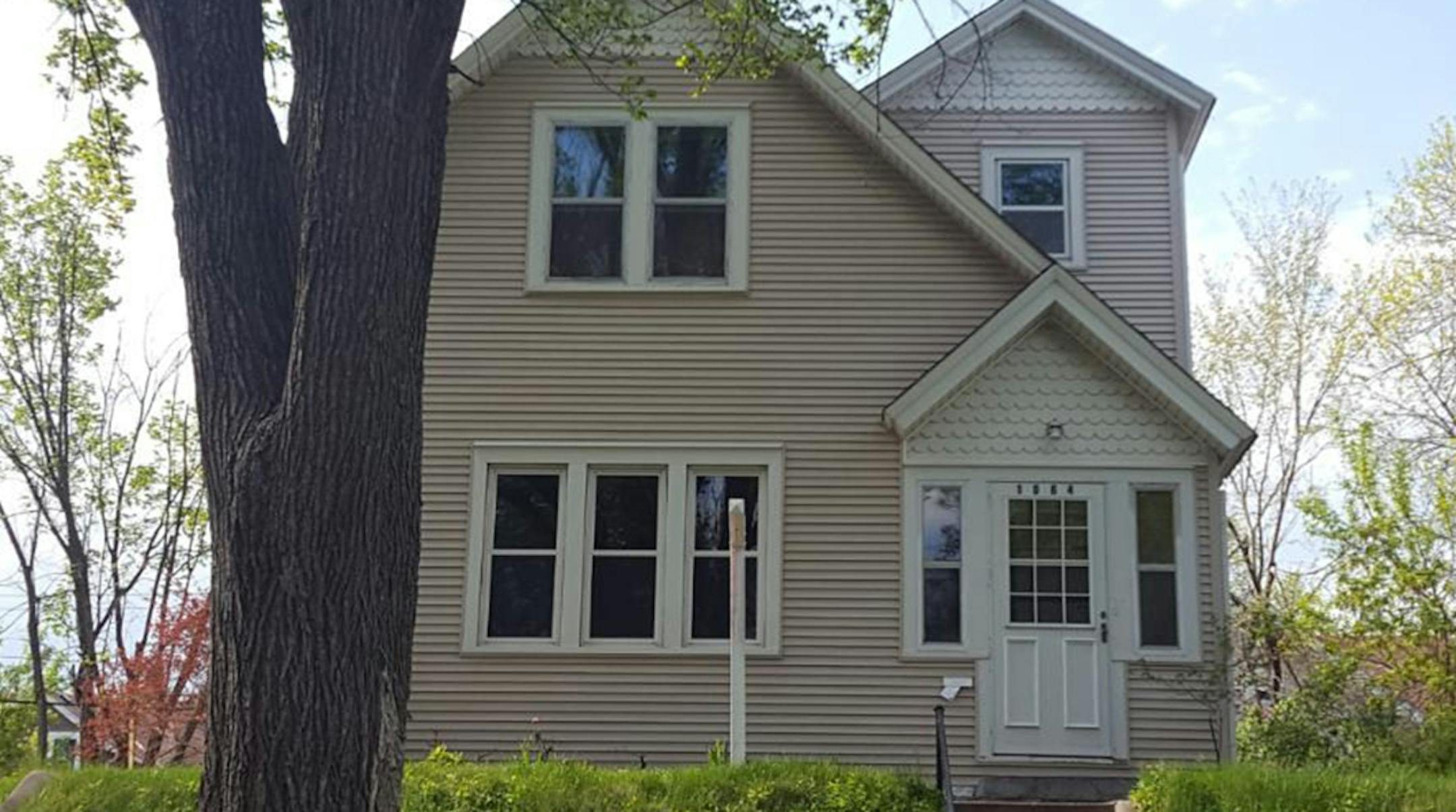 ... St. Paul
Built in 1890, this is a three-bedroom, one-bath house located in the Dayton's Bluff neighborhood has 1,500 finished square feet and features two bedrooms, a sitting room and a loft on the upper level, refinished hardwood floors, eat-in kitchen, formal dining room, full unfinished basement and partially fenced yard.