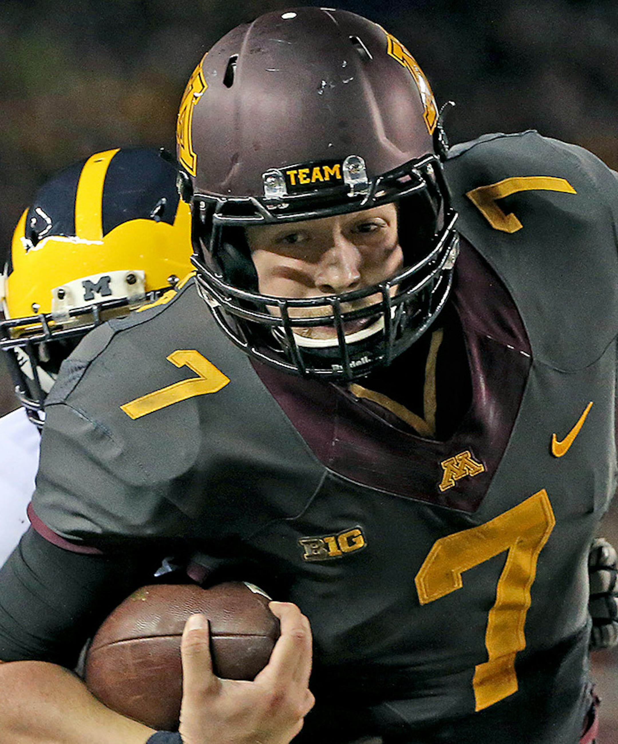 Minnesota's quarterback Mitch Leidner carried the ball into the end zone for a touchdown in the third quarter as Minnesota took on Michigan at TCF Bank Stadium, Saturday, October 31, 2015 in Minneapolis, MN. ] (ELIZABETH FLORES/STAR TRIBUNE) ELIZABETH FLORES • eflores@startribune.com ORG XMIT: MIN1510312226530287