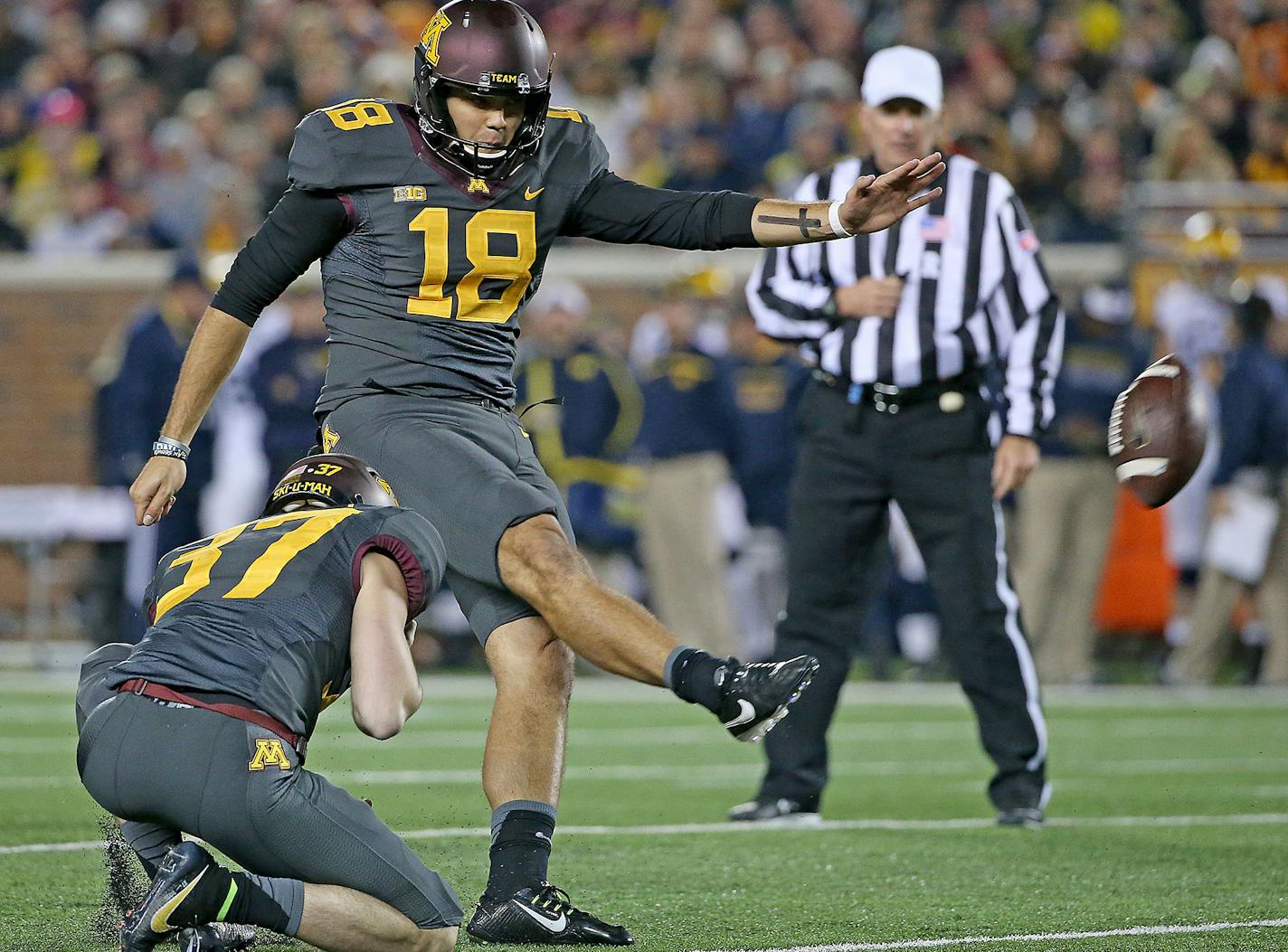 Gophers placekicker Ryan Santoso