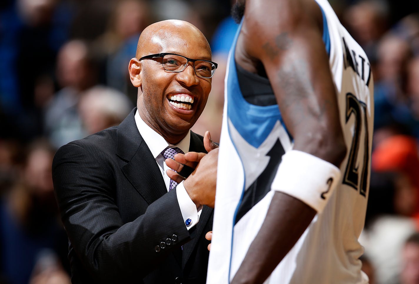 Kevin Garnett (21) was greeted by Clippers assistant coach Sam Cassell at the end of the game. ] CARLOS GONZALEZ cgonzalez@startribune.com, March 2, 2015, Minneapolis, MN, Target Center, NBA, Minnesota Timberwolves vs. Los Angeles Clippers