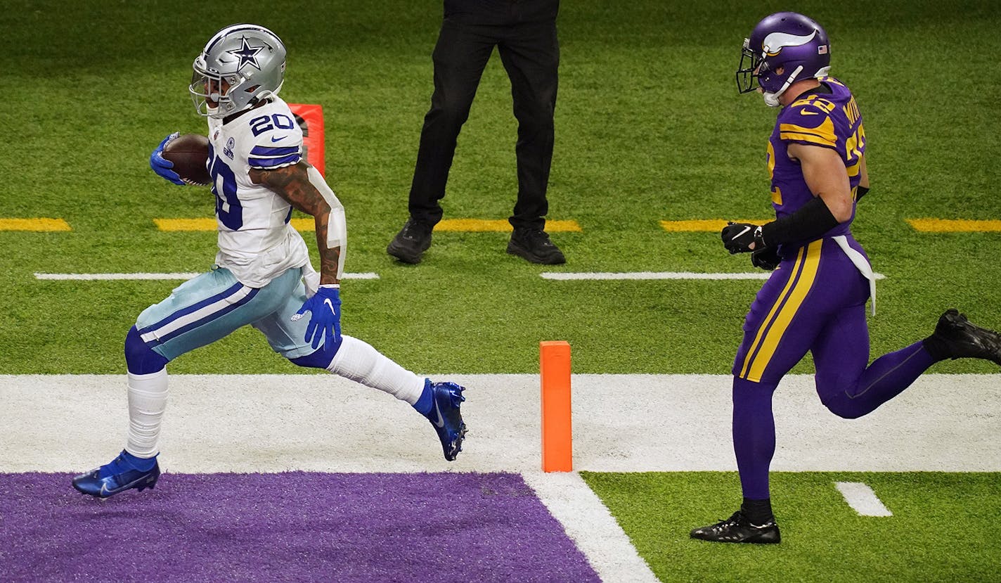 Dallas Cowboys running back Tony Pollard (20) ran the ball into the end zone for a touchdown in the fourth quarter.