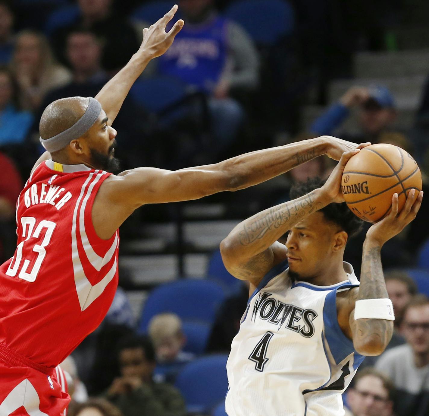 Houston Rockets' Corey Brewer,left, tries to knock the ball away from Minnesota Timberwolves' Brandon Rush during the second half of an NBA basketball game Wednesday, Jan. 11, 2017, in Minneapolis. The Timberwolves won 119-105. (AP Photo/Jim Mone) ORG XMIT: MNJM10