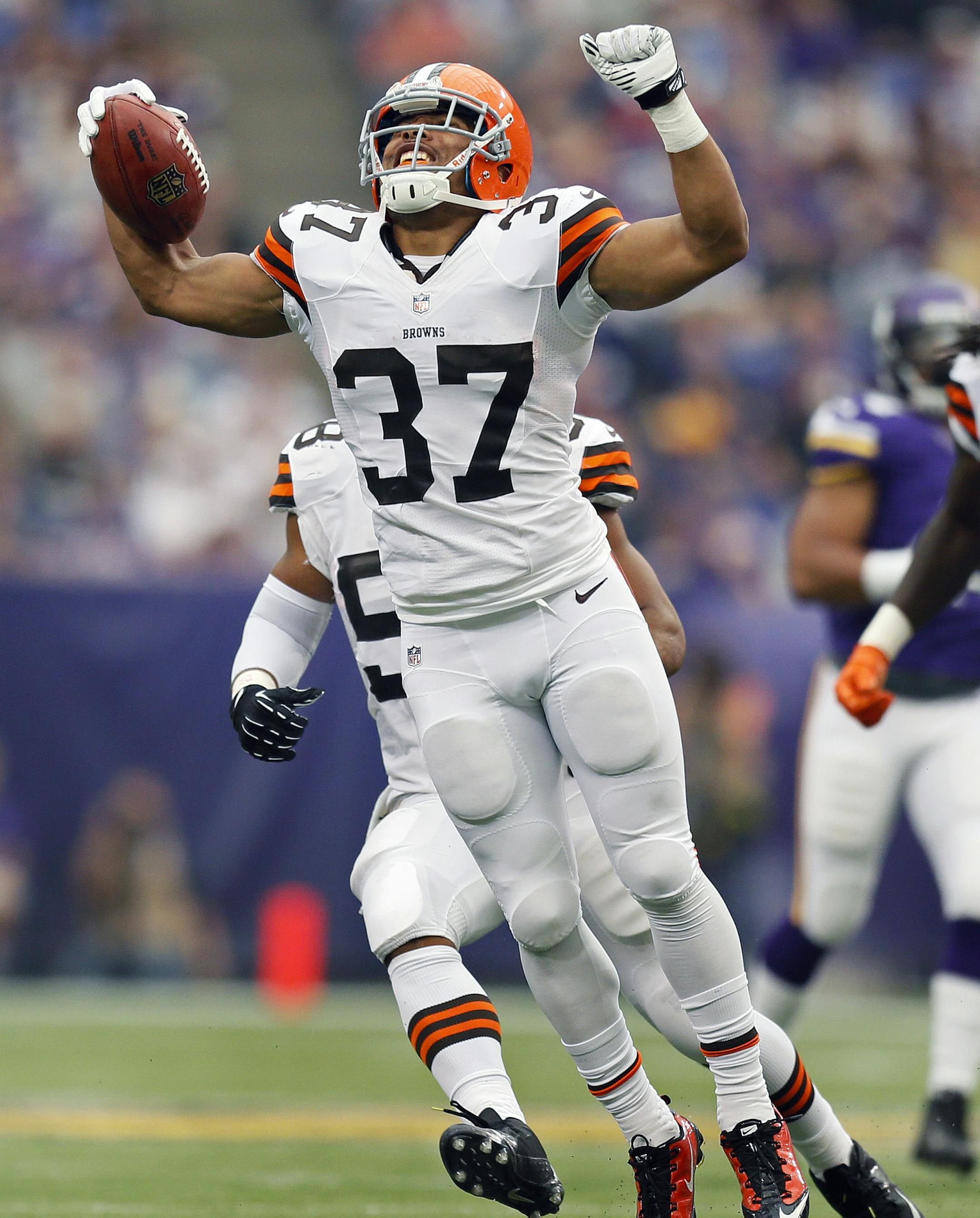 Cleveland's Josh Aubrey celebrates his 34 yard rush after a fake punt in the 2nd quarter.] Minnesota Vikings vs Cleveland Browns, Minneapolis Metrodome. BRIAN PETERSON ‚Ä¢ brianp@startribune.com Minneapolis, MN - 09/22//2013