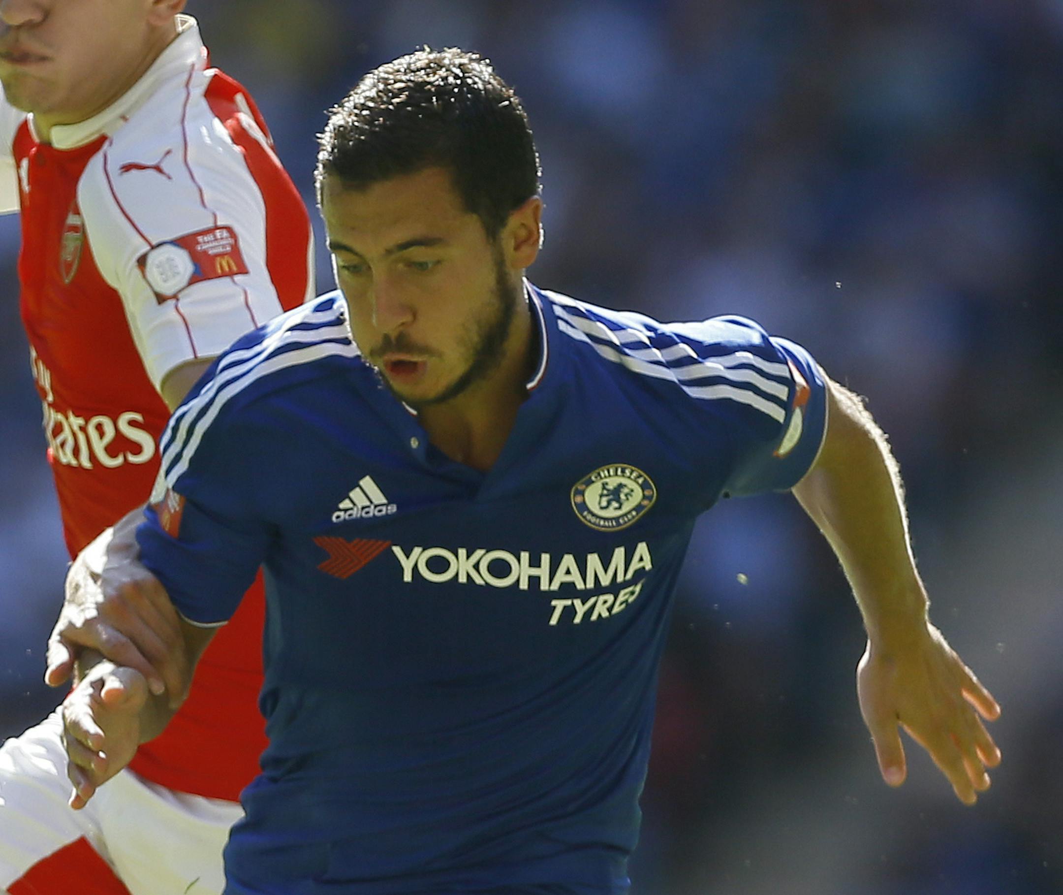 Arsenal's Hector Bellerin, left, vies for the ball with Chelsea's Eden Hazard during the English Community Shield soccer match between Arsenal and Chelsea at Wembley Stadium in London, Sunday, Aug. 2, 2015. (AP Photo/Kirsty Wigglesworth) ORG XMIT: LKW120