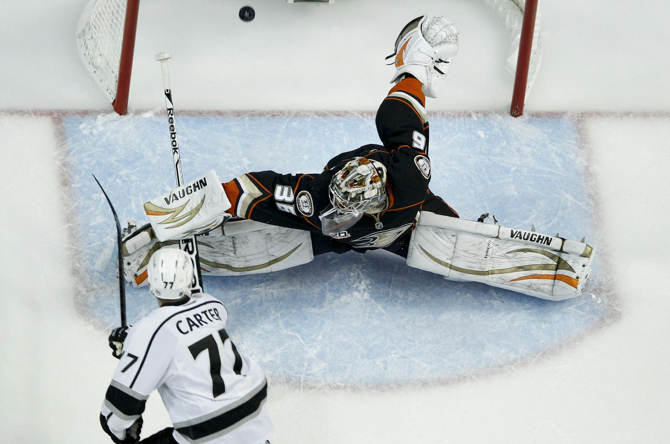 Los Angeles Kings center Jeff Carter, left, scores past Anaheim Ducks goalie John Gibson during the first period in Game 7 of an NHL hockey second-round Stanley Cup playoff series in Anaheim, Calif., Friday, May 16, 2014. (AP Photo/Chris Carlson)
