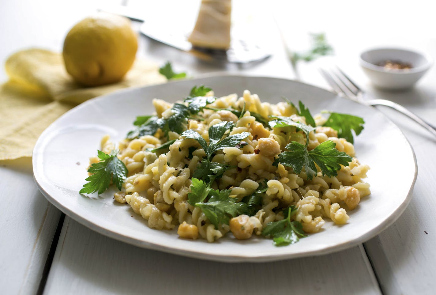 Lemony pasta with chickpeas and parsley, in New York, Feb. 20, 2017. This simple recipe makes for a tasty, low-effort dinner. (Andrew Scrivani/The New York Times) ORG XMIT: XNYT36