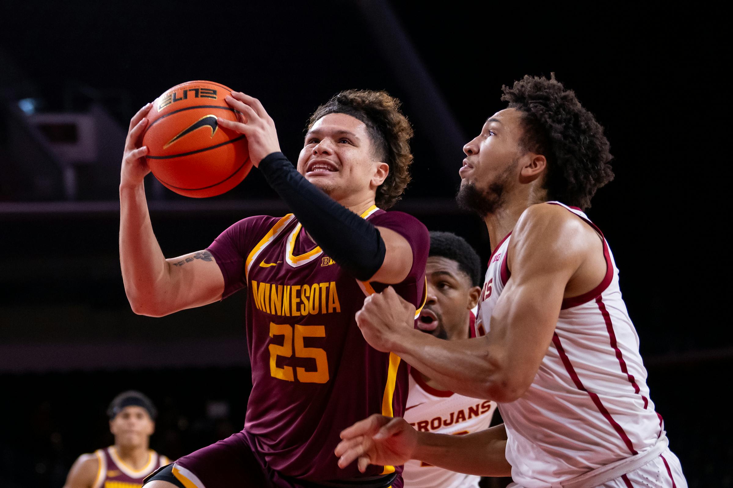 Gophers men’s basketball team pushes back for victory against USC