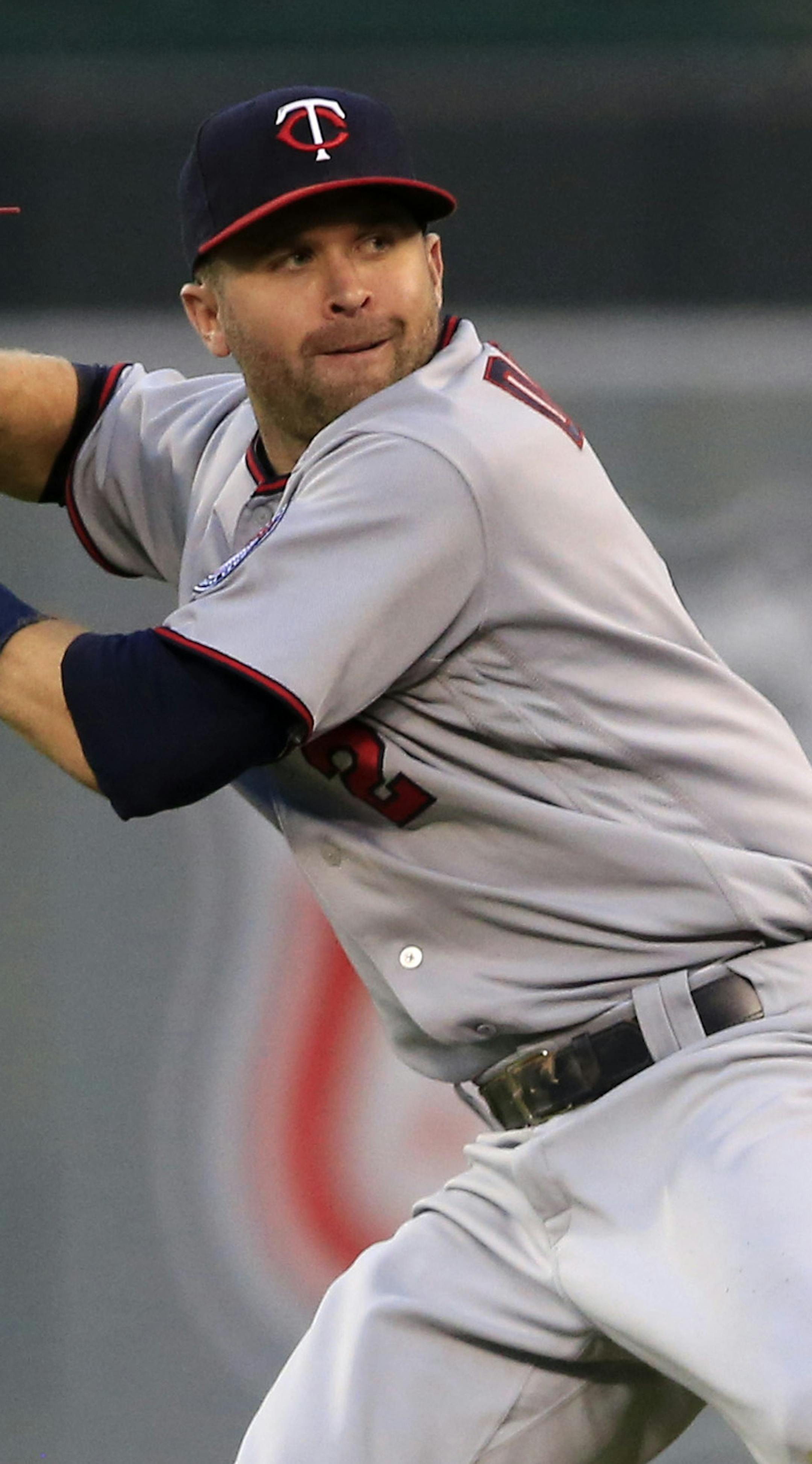 Minnesota Twins second baseman Brian Dozier throws out Kansas City Royals' Cheslor Cuthbert during the third inning of a baseball game at Kauffman Stadium in Kansas City, Mo., Wednesday, Sept. 28, 2016. (AP Photo/Orlin Wagner) ORG XMIT: OTKOW