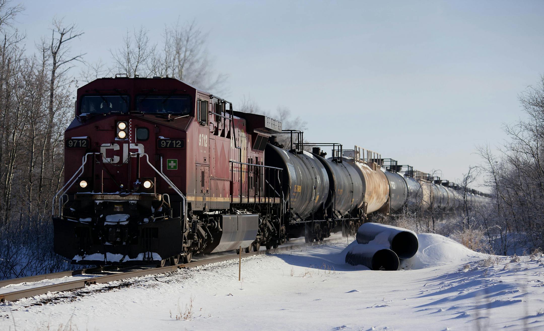 A Canadian Pacific train transporting oil leaves Hardisty, Alberta, Canada, on Saturday, Dec. 7, 2013. Photographer: Brett Gundlock/Bloomberg ORG XMIT: 456131757
