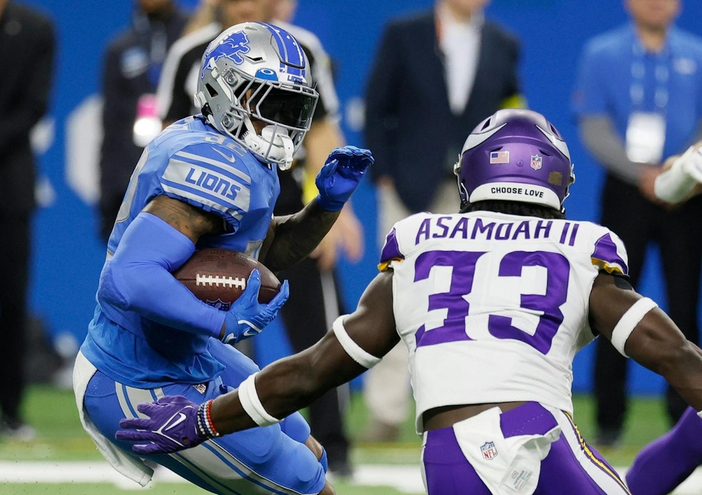 Detroit Lions running back D'Andre Swift (32) rushes against Minnesota Vikings linebacker Brian Asamoah II (33) on Sunday.