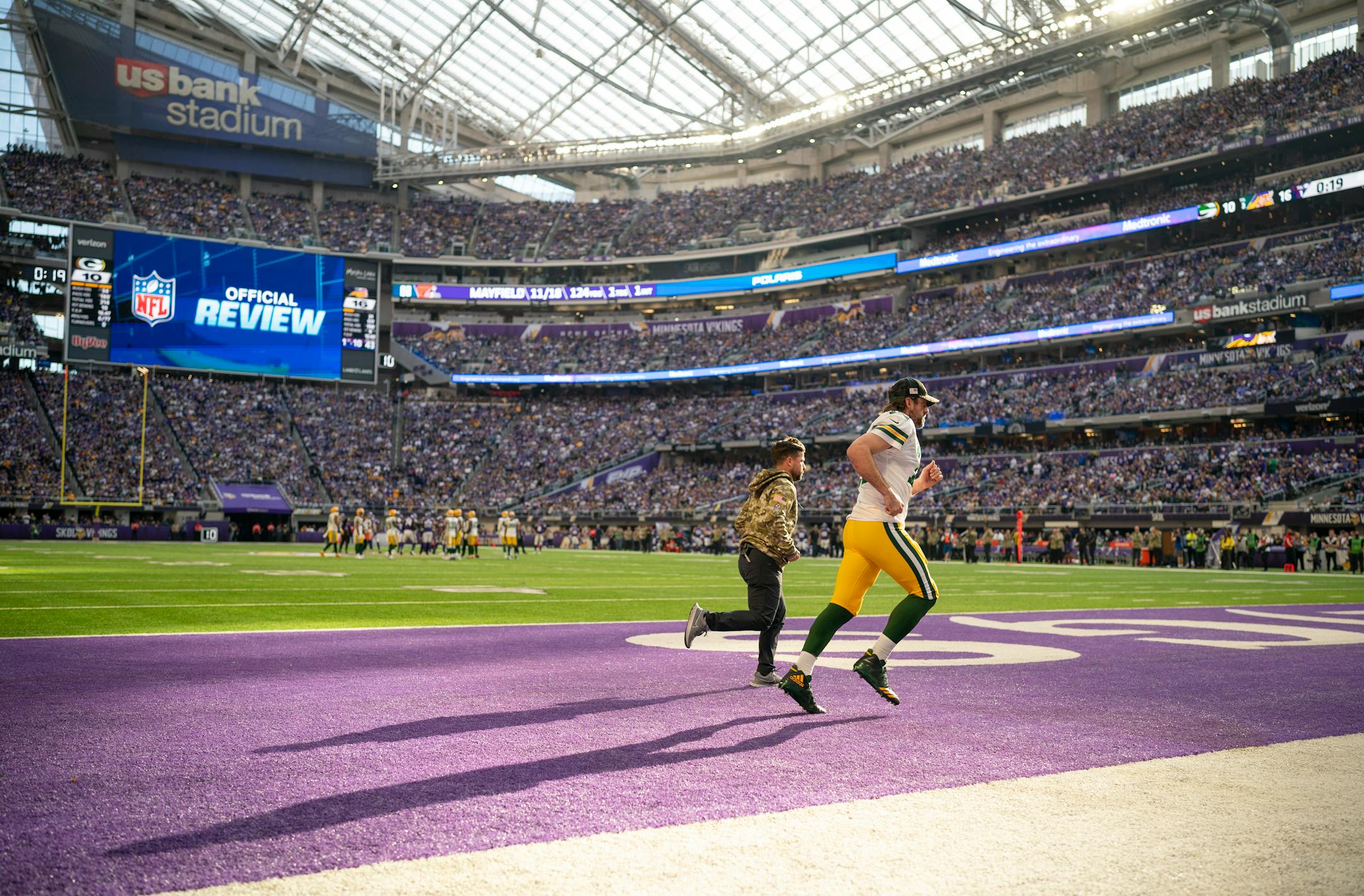 Green Bay Packers quarterback Aaron Rodgers (12) left the field with 19 seconds left in the first half.