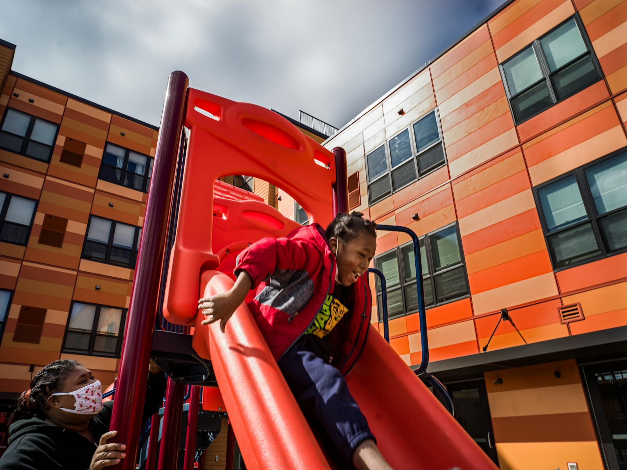 At the playground at her mother's apartment complex, Janesha Anderson watches her son Jermel,7, play. She has struggled to meet the cumbersome paperwork requirements of the state welfare program. ] Janesha Anderson will be playing at a park near her apartment with her 7-year-old son, Jermel. RICHARD TSONG-TAATARII • richard.tsong-taatarii@startribune.com