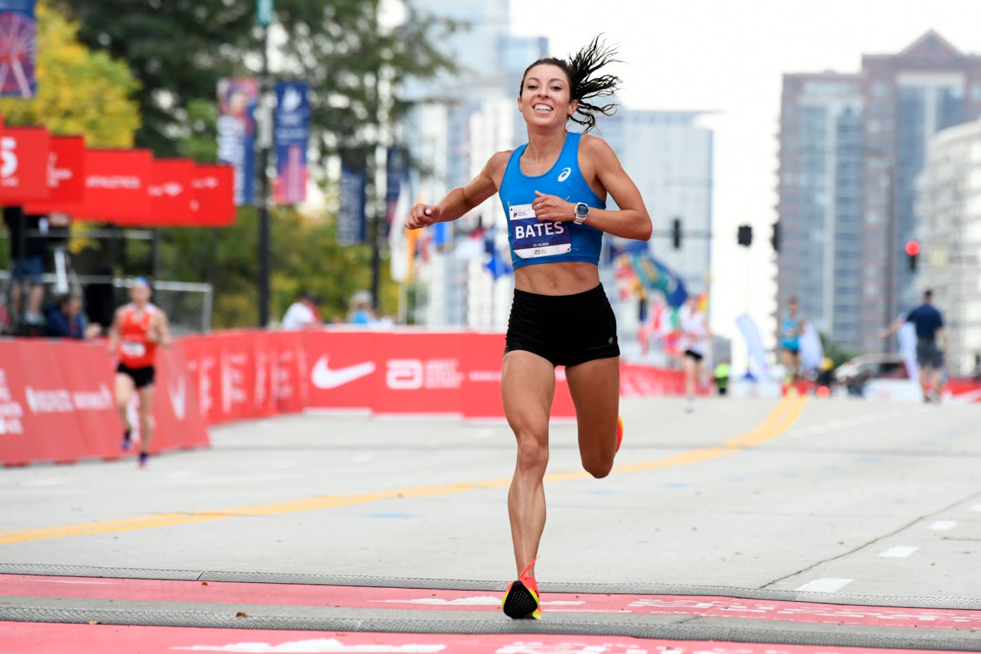 Emma Bates finishes second in the Women's 2021 Bank of America Chicago Marathon