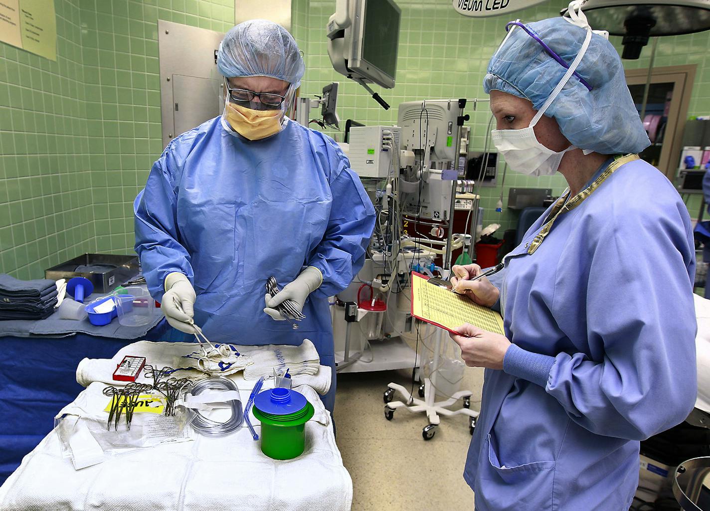 Surgical Technician Jesse Alonzo, left, and Brenda Hall, circulator of the ER, counted equipment to be used in a surgery at the University of Minnesota Medical Center, Wednesday, February 15, 2015 in Minneapolis, MN. ] (ELIZABETH FLORES/STAR TRIBUNE) ELIZABETH FLORES &#xef; eflores@startribune.com ORG XMIT: MIN1502251438404121