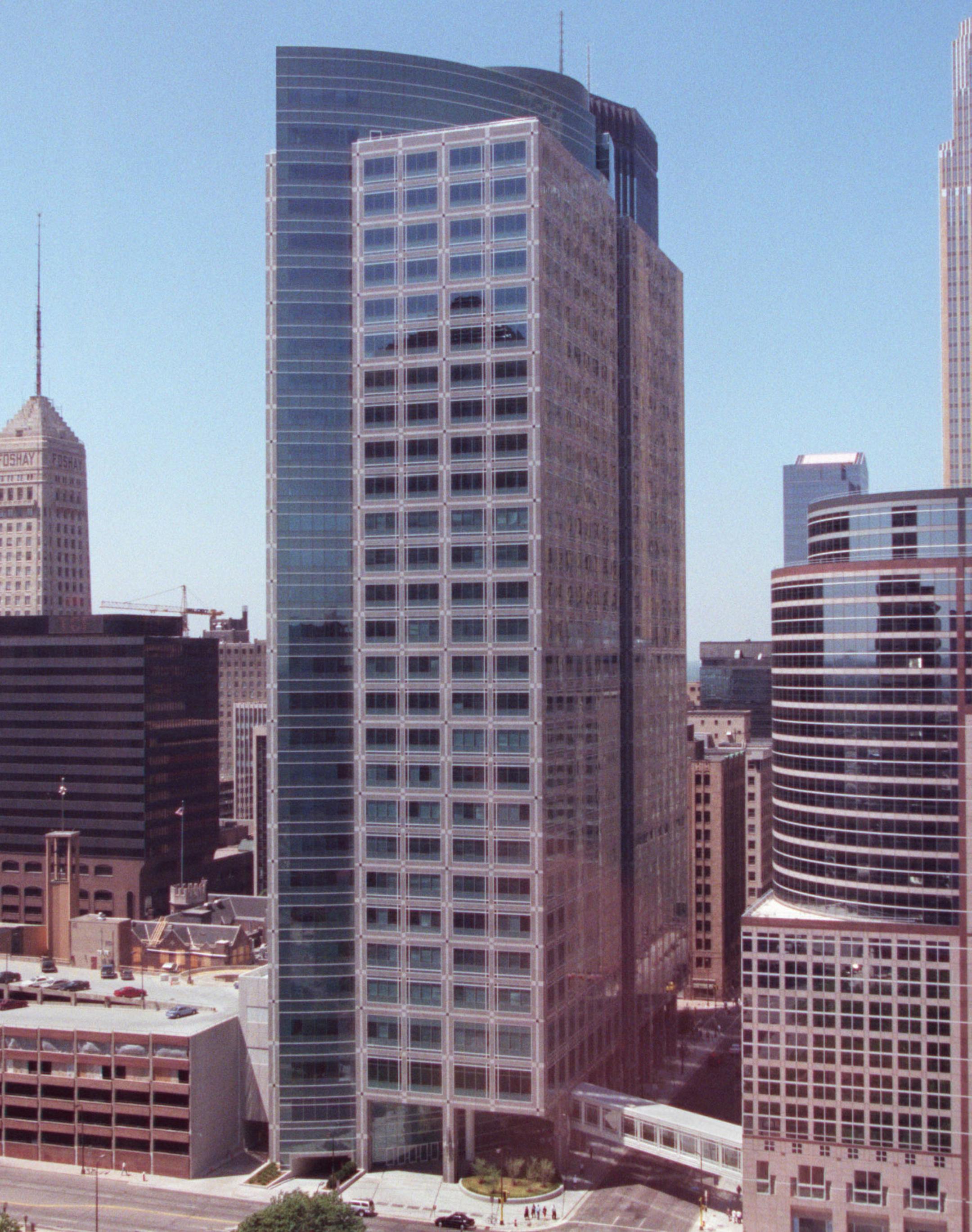 MINNEAPOLIS, MN - 6/9/2000 - FRI - ARCH11/12: Commentary. On the skyline, the new American Express tower on 7th St. and 2nd Av. S. offers grace, with its green glass skin and sweeping shape. -- Slightly left of center here, seen from the east from the 16th floor of the Lutheran Brotherhood Building. Perhaps ironically, Amex sits on the former site of the old Lutheran Brotherhood Building.