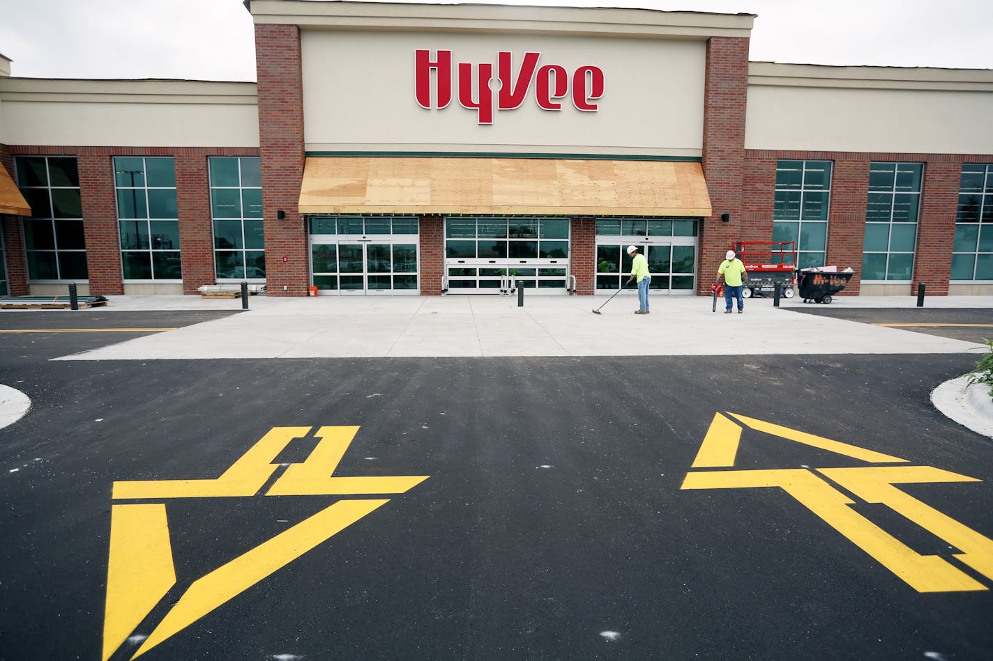 The new Hy-Vee grocery store is set to open in September Thursday July 16, 2015 in Oakdale MN. ] Jerry Holt/ Jerry.Holt@Startribune.com