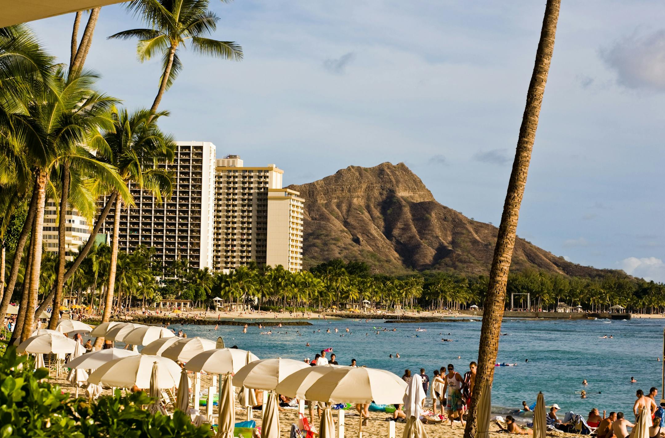 Beach view of Diamond Head, waikiki beach. photo by Stein Metzger, Hawaii Tourism Authority