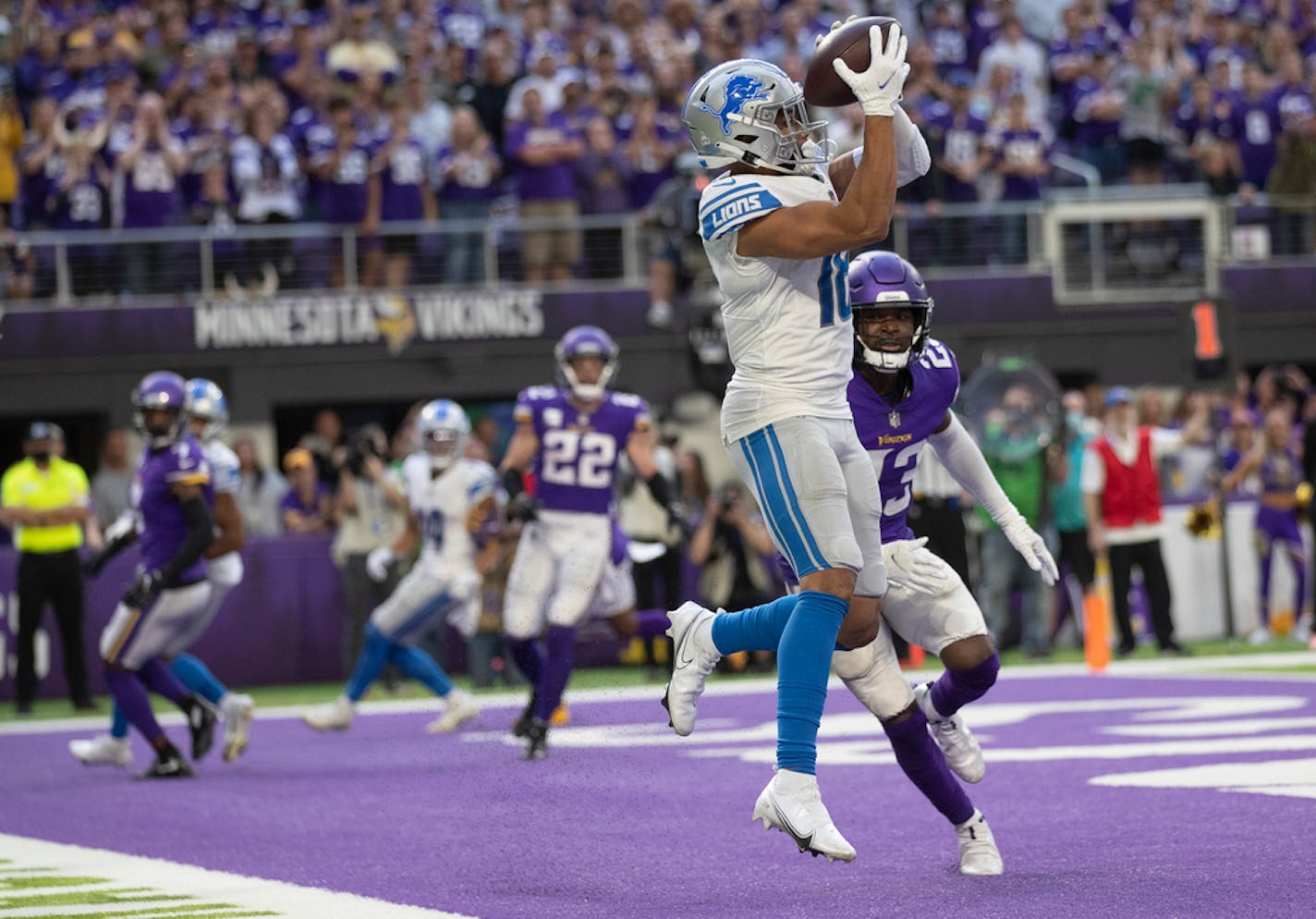 Detroit Lions wide receiver KhaDarel Hodge (18) caught a 2 point conversion over Minnesota Vikings free safety Xavier Woods (23) late in the fourth quarter .] Jerry Holt  •Jerry.Holt@startribune.com