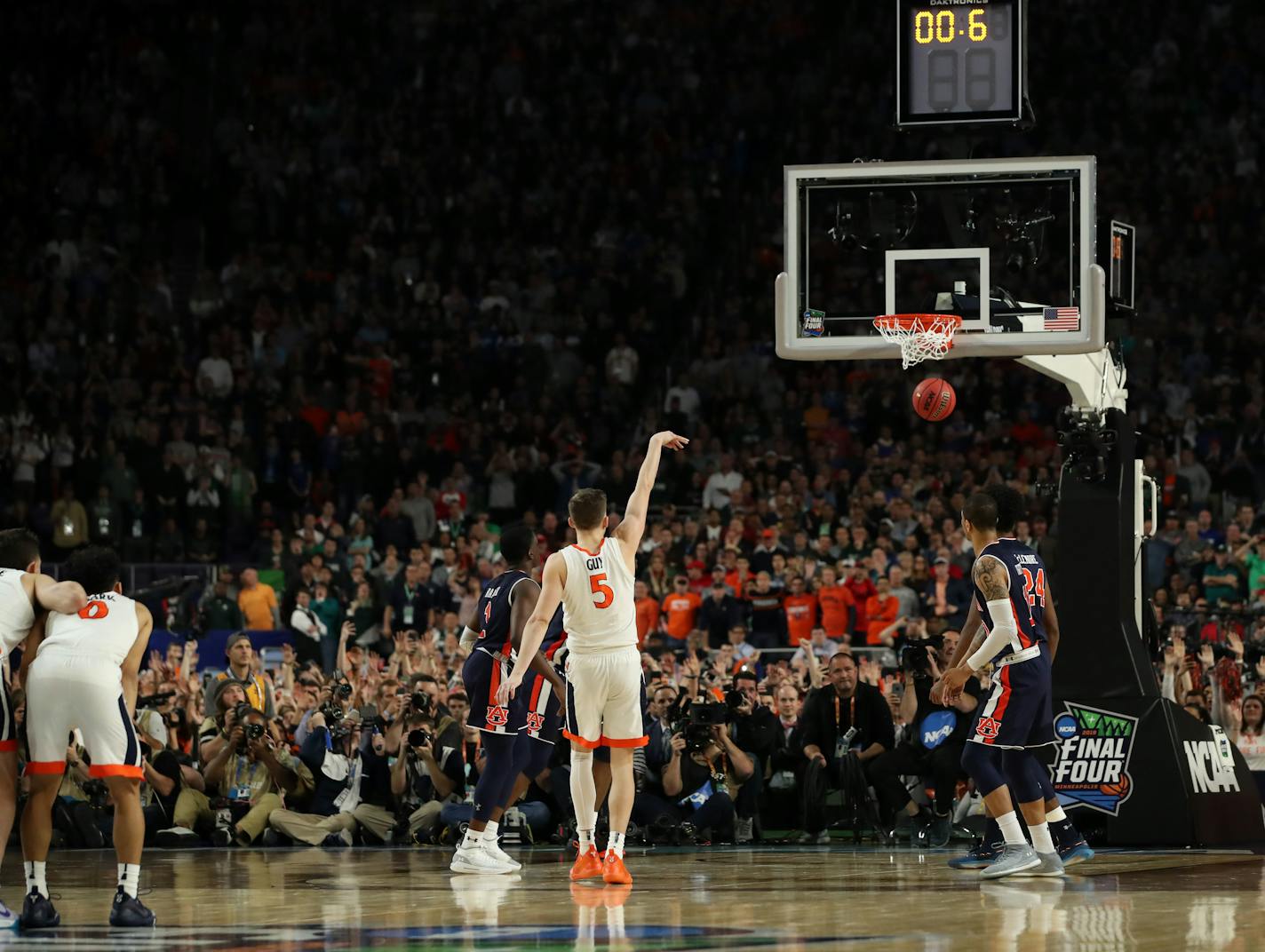 Virginia guard Kyle Guy made the final of three free throws to win Saturday's semifinal over Auburn.