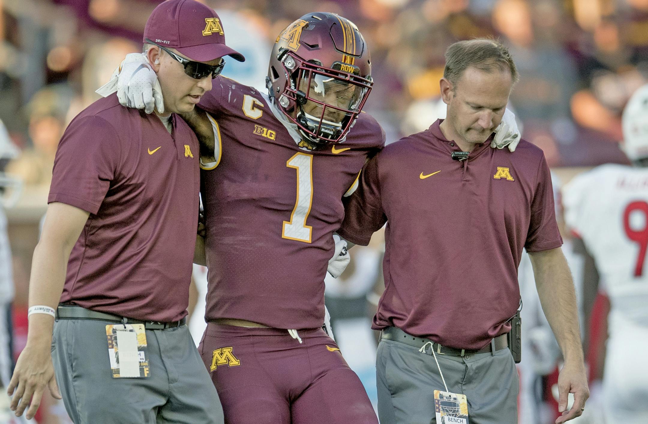 Minnesota's running back Rodney Smith is helped off the field after a first quarter injury as Minnesota took on Fresno State at TCF Bank Stadium, Saturday, September 8, 2018 in Minneapolis, MN. ] ELIZABETH FLORES ï liz.flores@startribune.com ORG XMIT: MIN1809082024451998