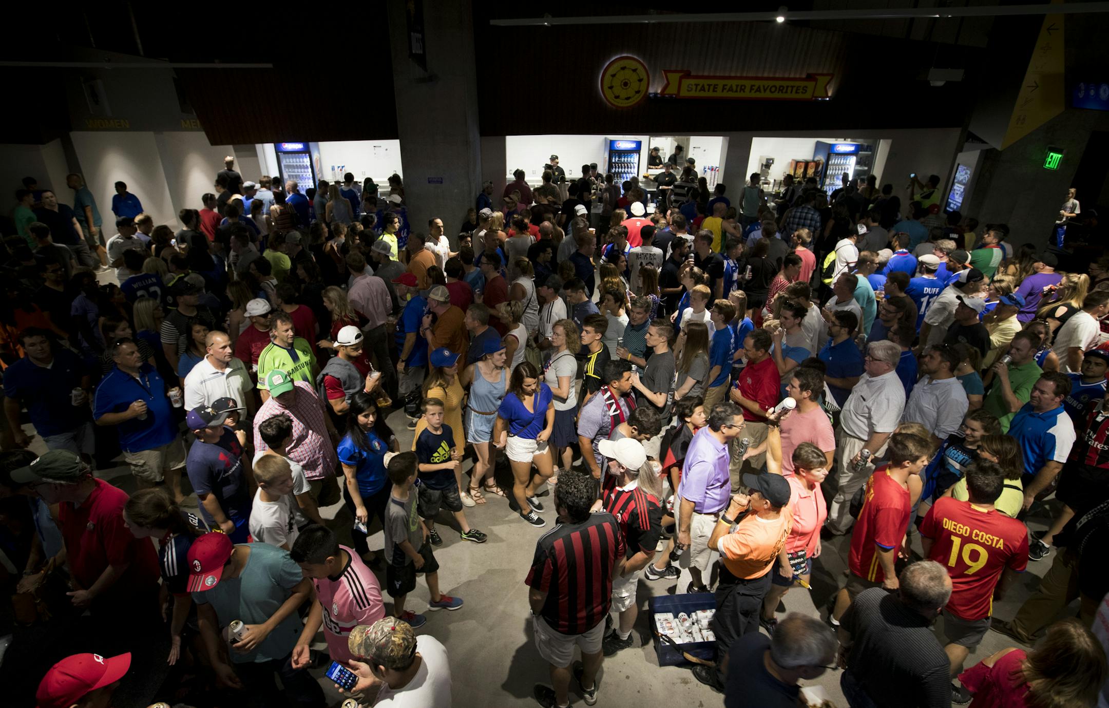 Crowds by the concessions at U.S. Bank Stadium for the Chelsea F.C. verses A.C. Milan match on Wednesday, August 3, 2016, in Minneapolis, Minn.] RENEE JONES SCHNEIDER • renee.jones@startribune.com First event at US Bank Stadium; Chelsea F.C. verses A.C. Milan