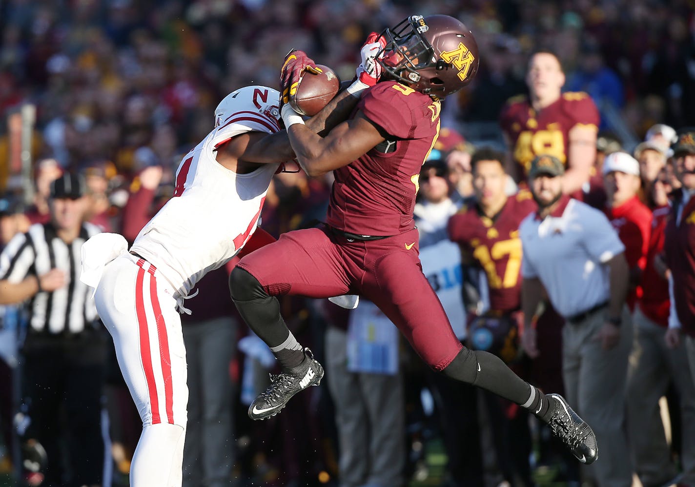 Minnesota's wide receiver Eric Carter made a grab despite defensive pressure by Nebraska's cornerback Jonathan Rose in the fourth quarter as the Gophers took on Nebraska at TCF Bank Stadium, Saturday, October 17, 2015 in Minneapolis, MN. ] (ELIZABETH FLORES/STAR TRIBUNE) ELIZABETH FLORES &#x2022; eflores@startribune.com