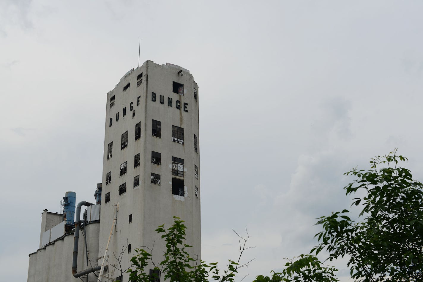 The grain elevator where a woman fell several stories and died in the Como neighborhood Minneapolis, Minn., seen on Sunday June 7, 2015. ] RACHEL WOOLF rachel.woolf@startribune.com