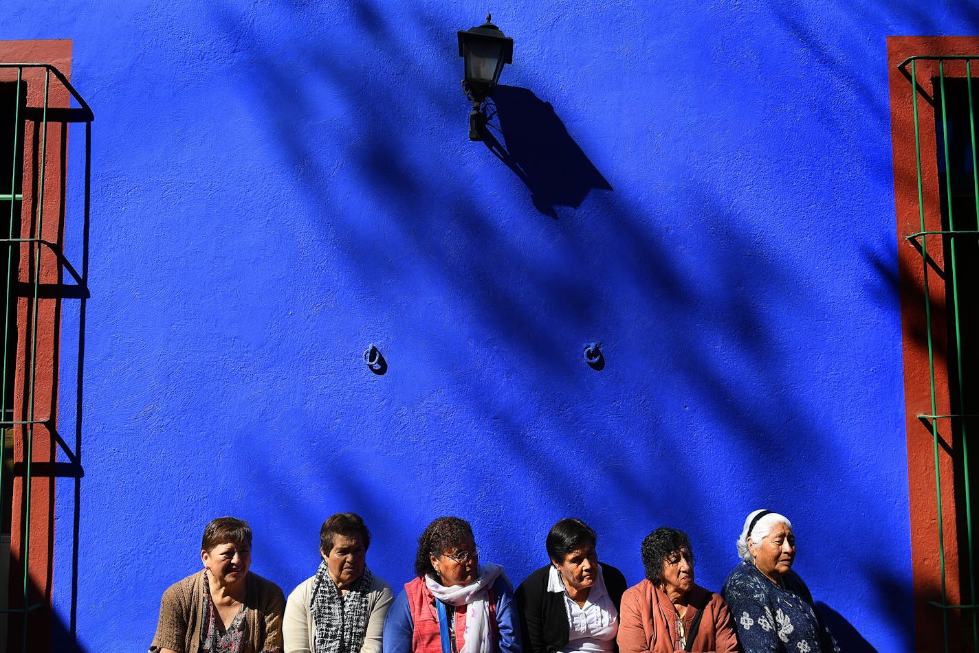 Visitors wait to enter the Frida House in Mexico City on February 16, 2018. (Wally Skalij/Los Angeles Times/TNS) ORG XMIT: 1242223