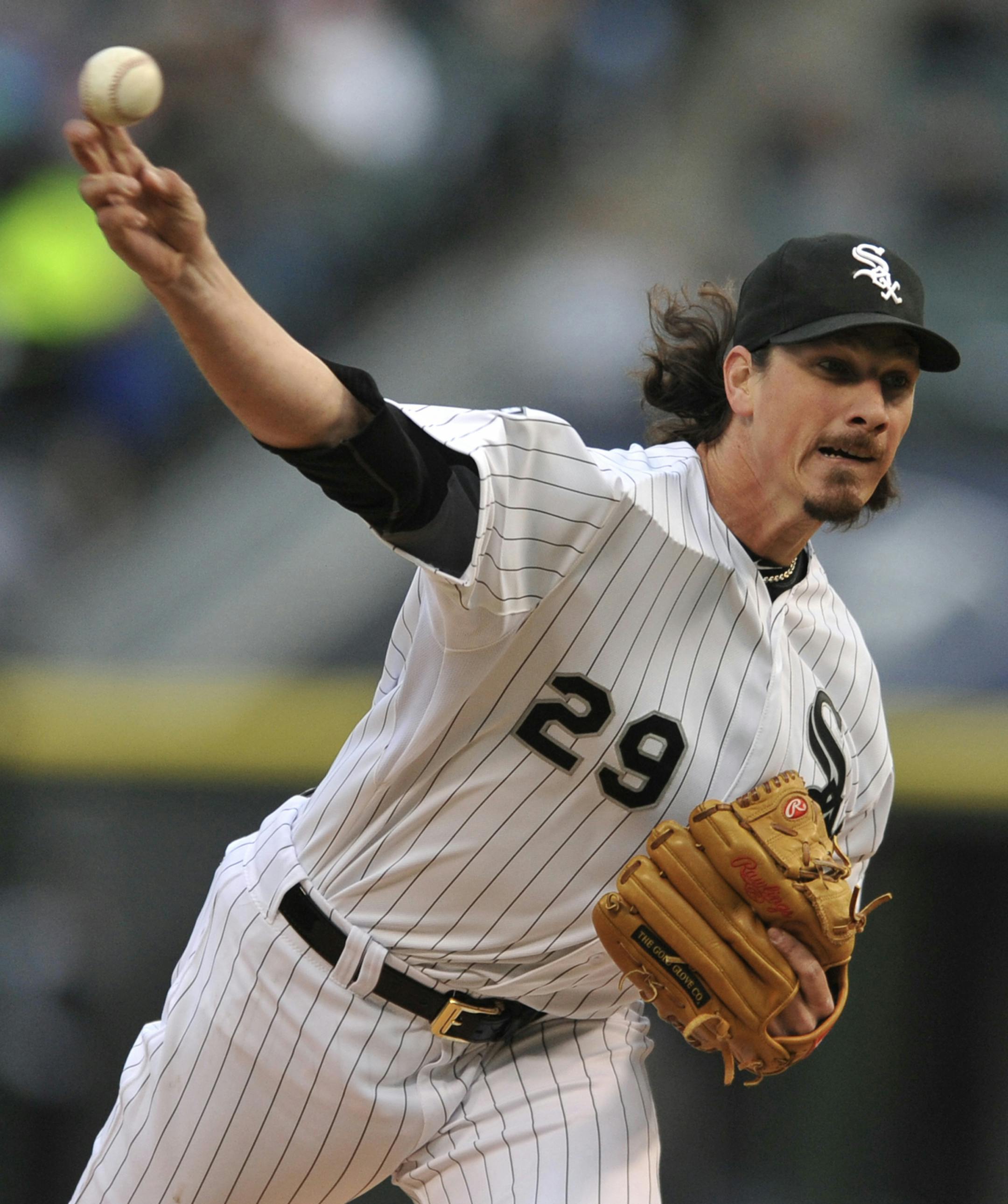 Chicago White Sox starter Jeff Samardzija delivers a pitch during the first inning of a baseball game against the Minnesota Twins in Chicago, Friday, May 22, 2015. (AP Photo/Paul Beaty)