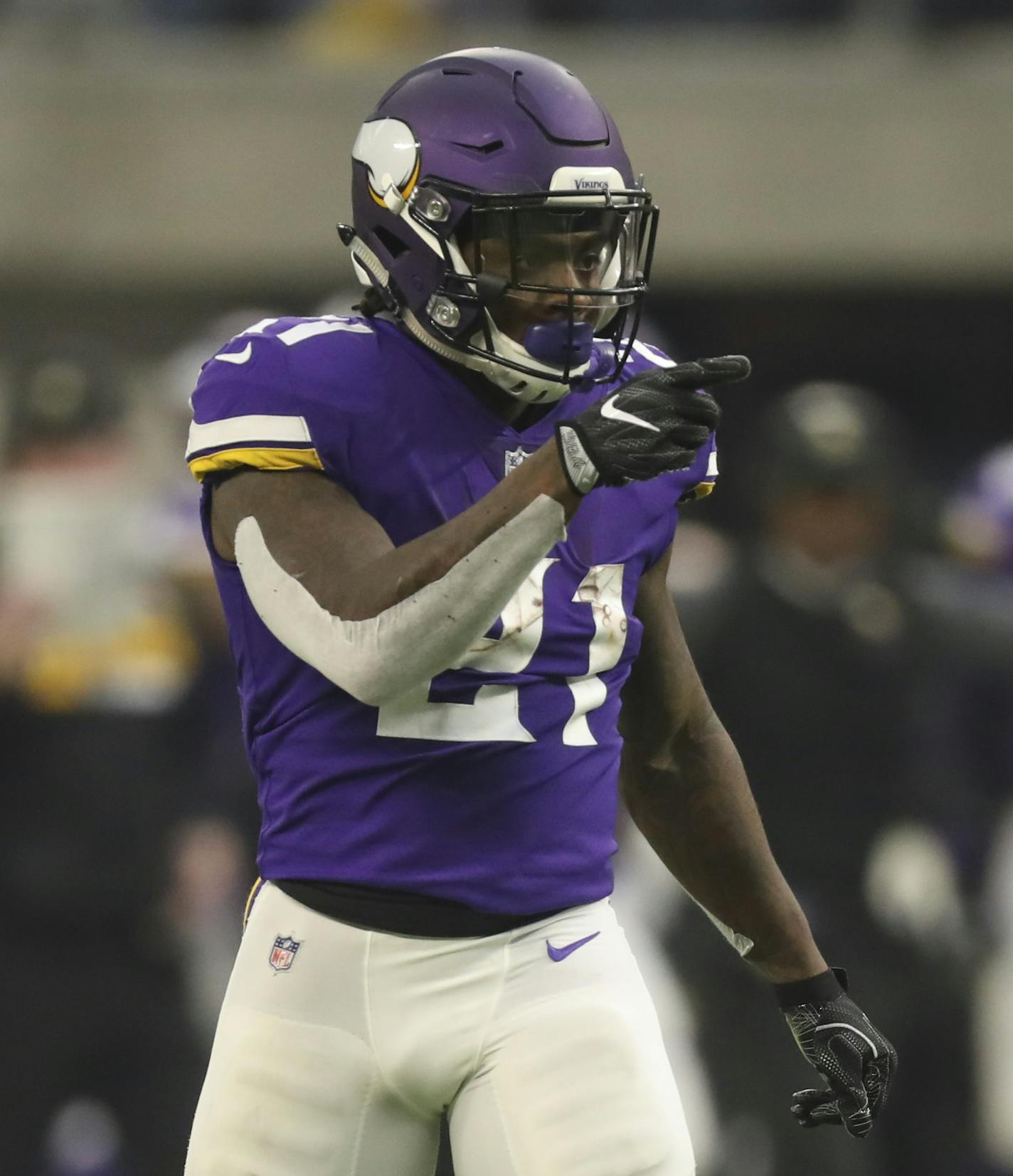 Minnesota Vikings running back Jerick McKinnon (21) indicated a first down after a 41 yard catch and run in the second quarter. ] JEFF WHEELER &#xef; jeff.wheeler@startribune.com The Minnesota Vikings dominated the Cincinnati Bengals 34-7 to clinch the NFC North title Sunday afternoon, December 17, 2017 at U.S. Bank Stadium in Minneapolis.