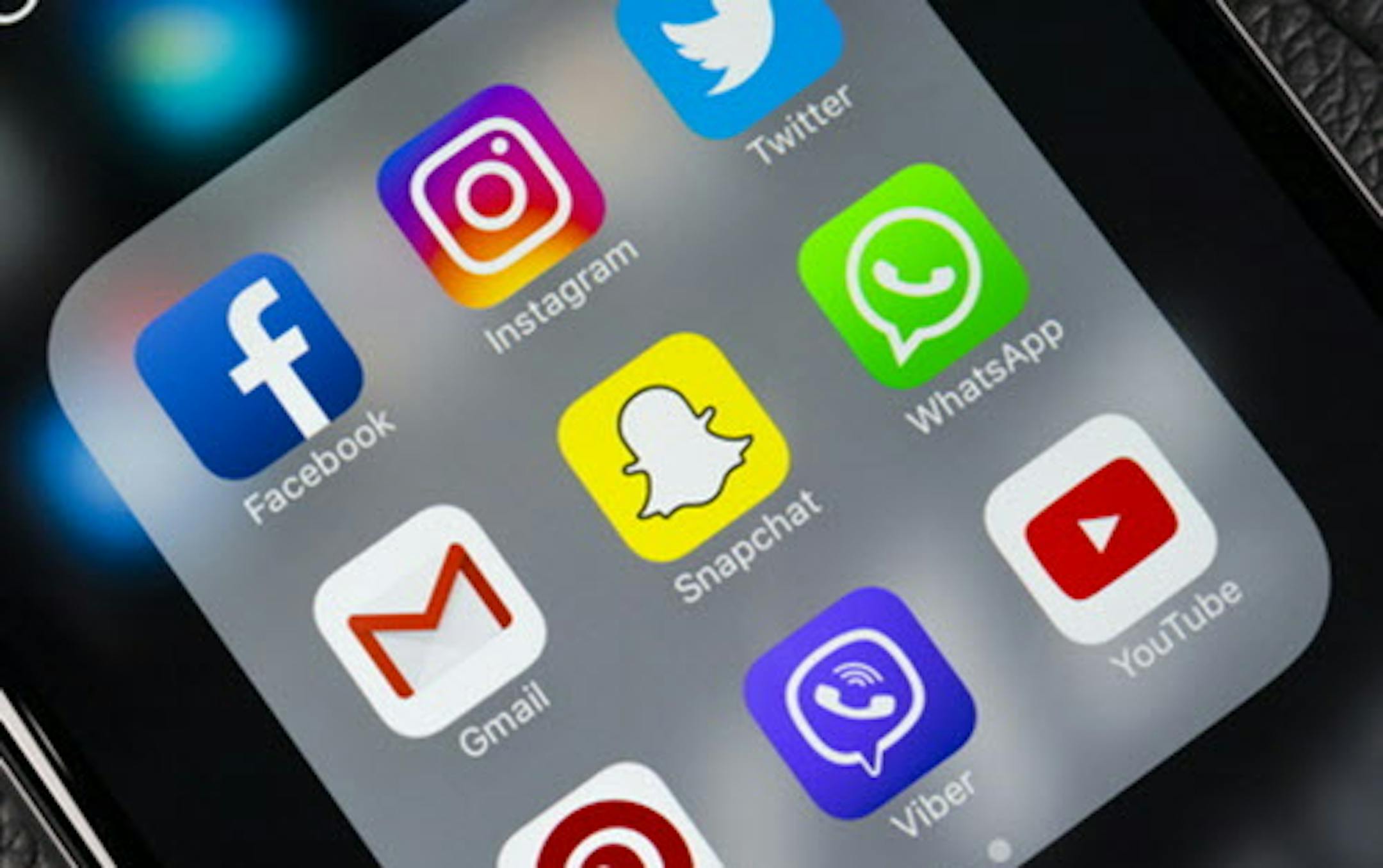 Apple iPhone 7 on black table with icons of social media facebook, instagram, twitter, snapchat application on screen. Smartphone (Dreamstime/TNS) ORG XMIT: 1223459