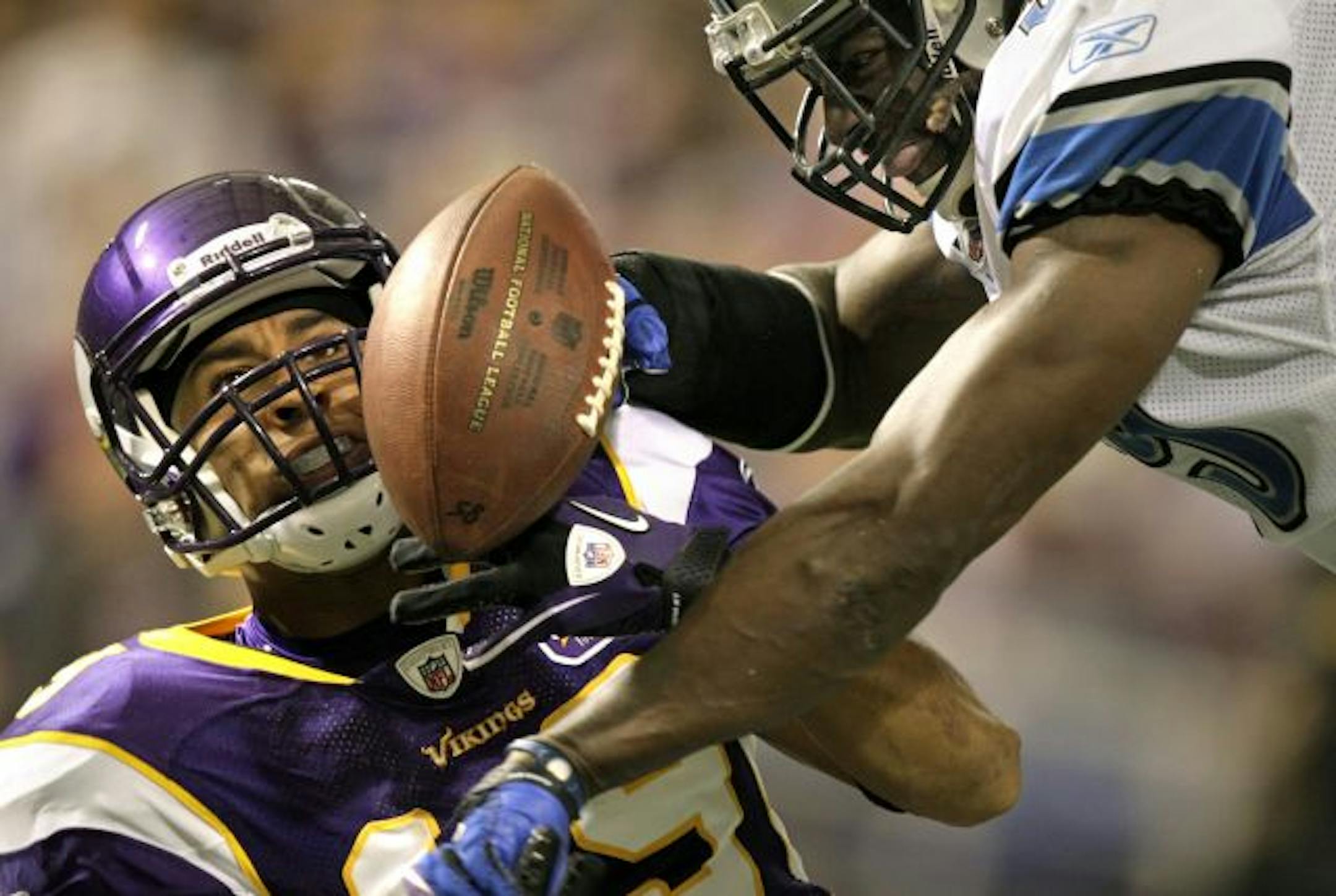 Vikings new receiver Hank Baskett couldn't hold on to this pass from Brett Favre in the endzone, Detroit's C.C. Brown defended on the play in the 4th quarter.