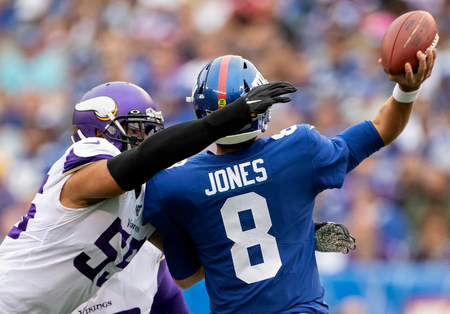 Vikings linebacker Anthony Barr put pressure on Giants QB Daniel Jones in October.