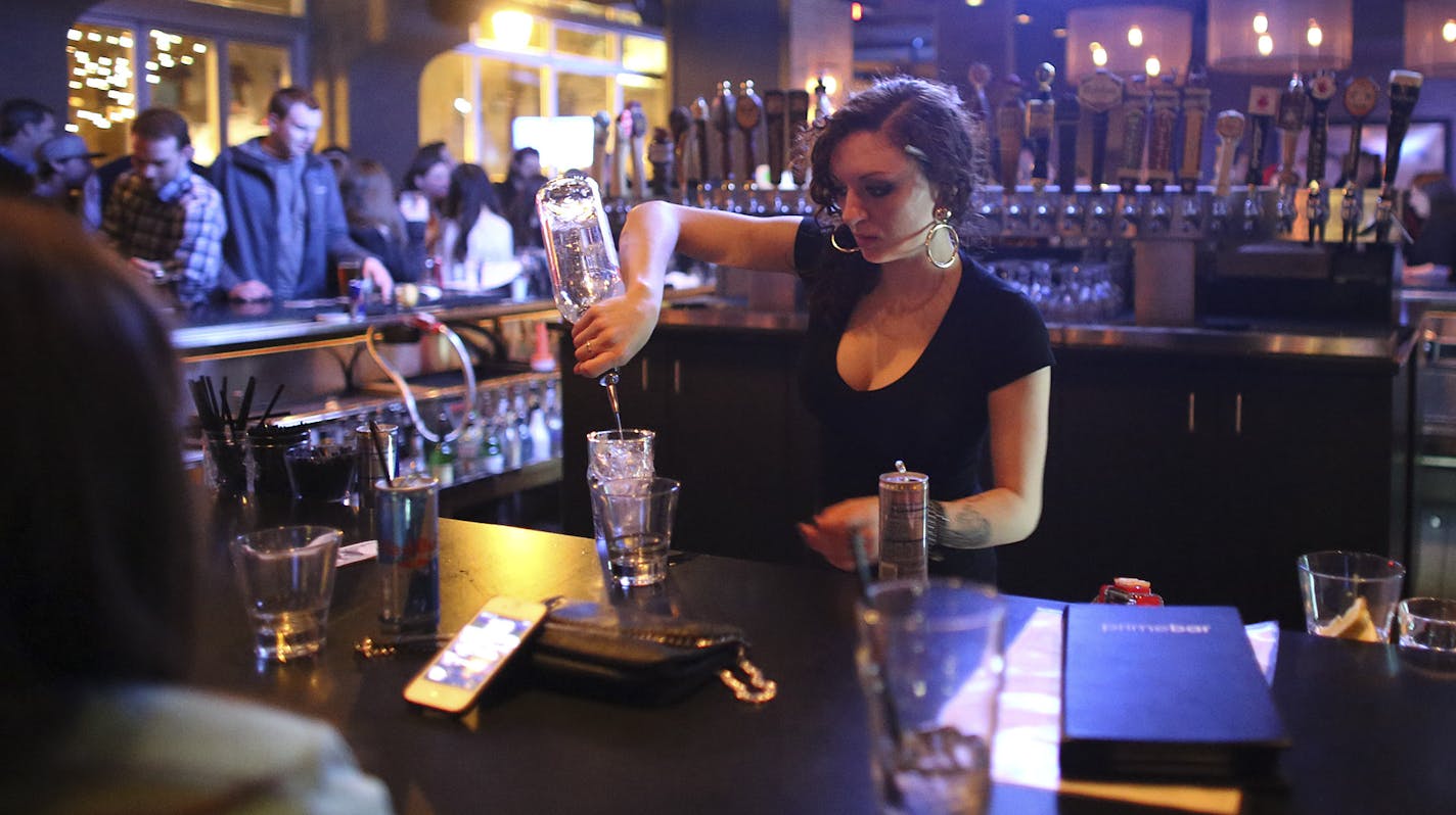 Jessica Bush poured a drink at the PrimeBar in Calhoun Square in Uptown in Minneapolis, Min., Saturday, March 9, 2013. ] (KYNDELL HARKNESS/STAR TRIBUNE) kyndell.harkness@startribune.com ORG XMIT: MIN1303142312500501