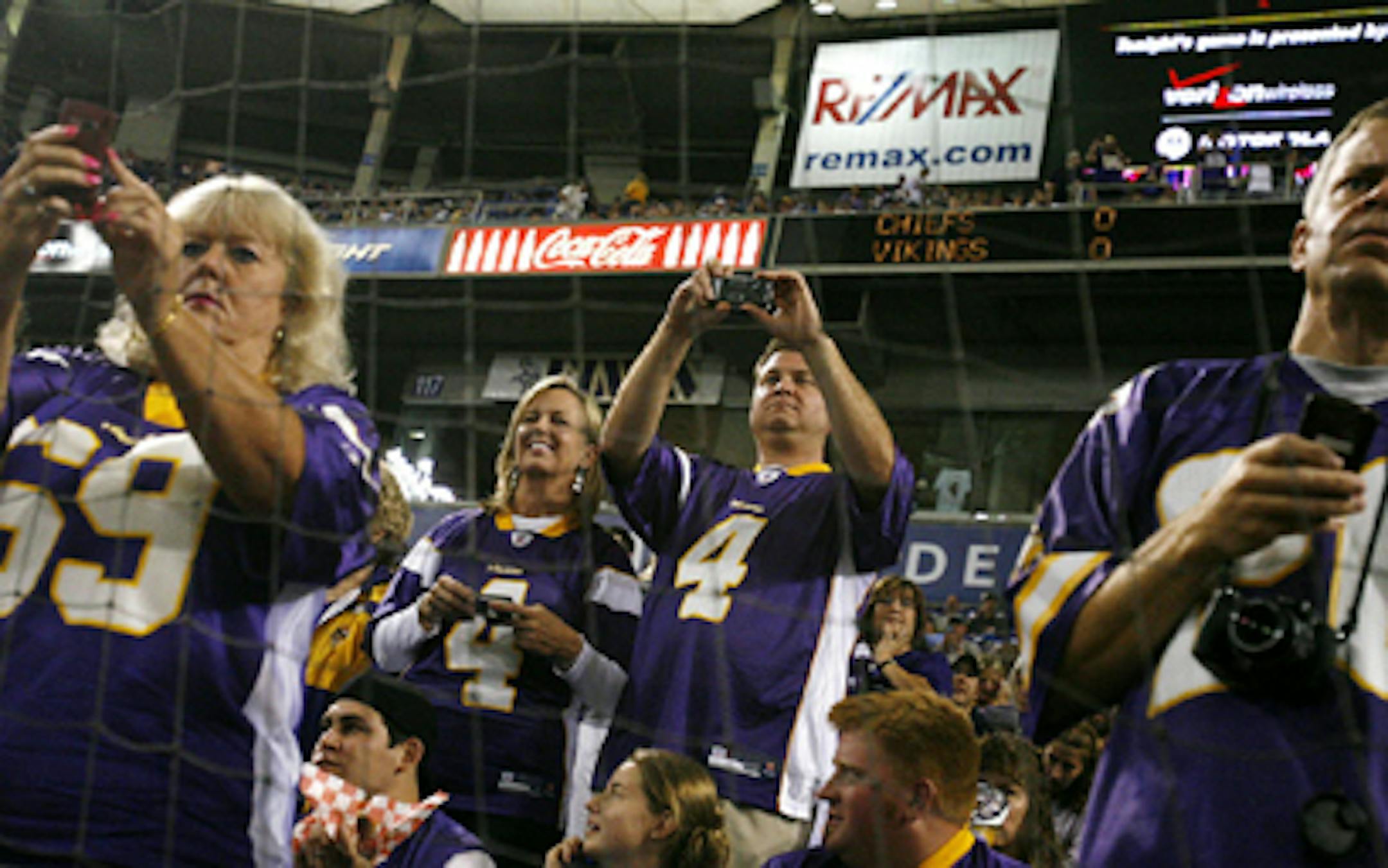 Vikings fans,some sporting No. 4 Brett Favre jerseys, got their first look at the newquarterback before the start of the Vikings game with the Kansas City Chiefs at the Metrodome. Favre finished 1-for-4 for 4 yards in two series.
