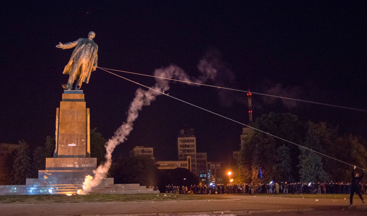 Activists dismantle Ukraine's biggest monument to Lenin at a pro-Ukrainian rally in the central square of the eastern city of Kharkiv, Ukraine, Sunday, Sept. 28, 2014. (AP Photo/Igor Chekachkov)