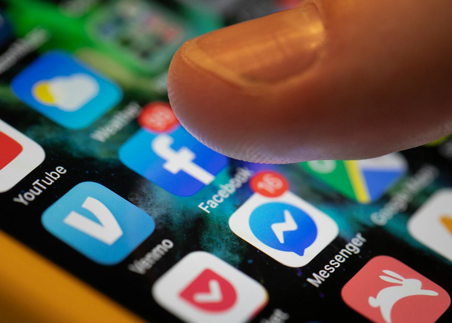 Minnesota adopts law meant to limit teen social media use
