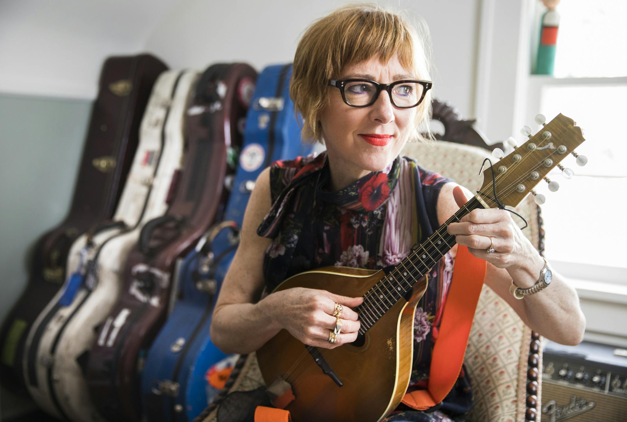 Jonatha Brooke poses for a portrait in her Minneapolis home. ] LEILA NAVIDI &#xef; leila.navidi@startribune.com BACKGROUND INFORMATION: Jonatha Brooke, acclaimed singer-songwriter, in her Minneapolis home on Tuesday, April 4, 2017.