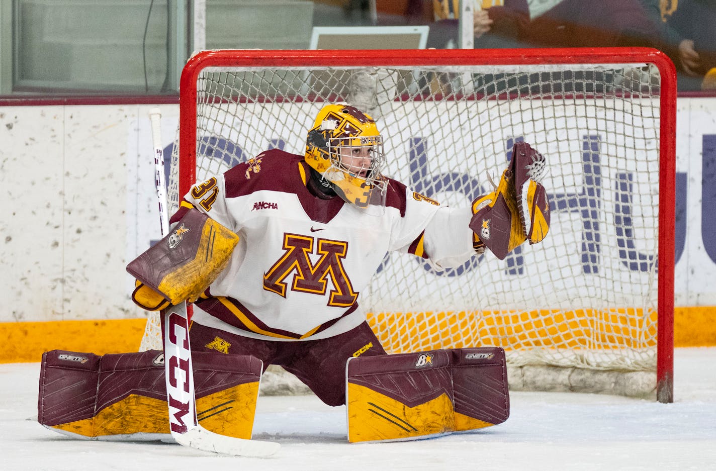 Minnesota goaltender Skylar Vetter (31) makes a save against Wisconsin in the first period.