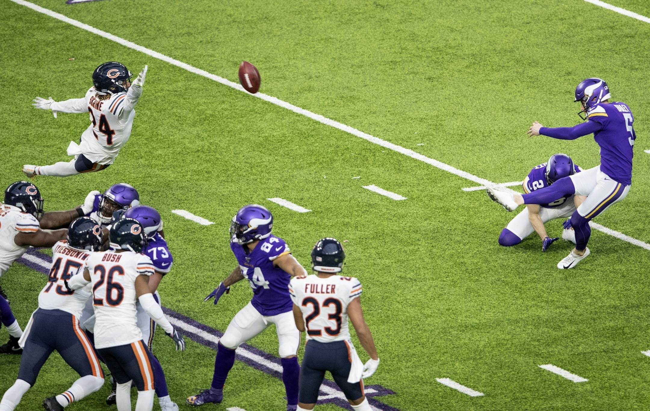 Minnesota Vikings kicker Dan Bailey (5) kicked a field goal in the fourth quarter.