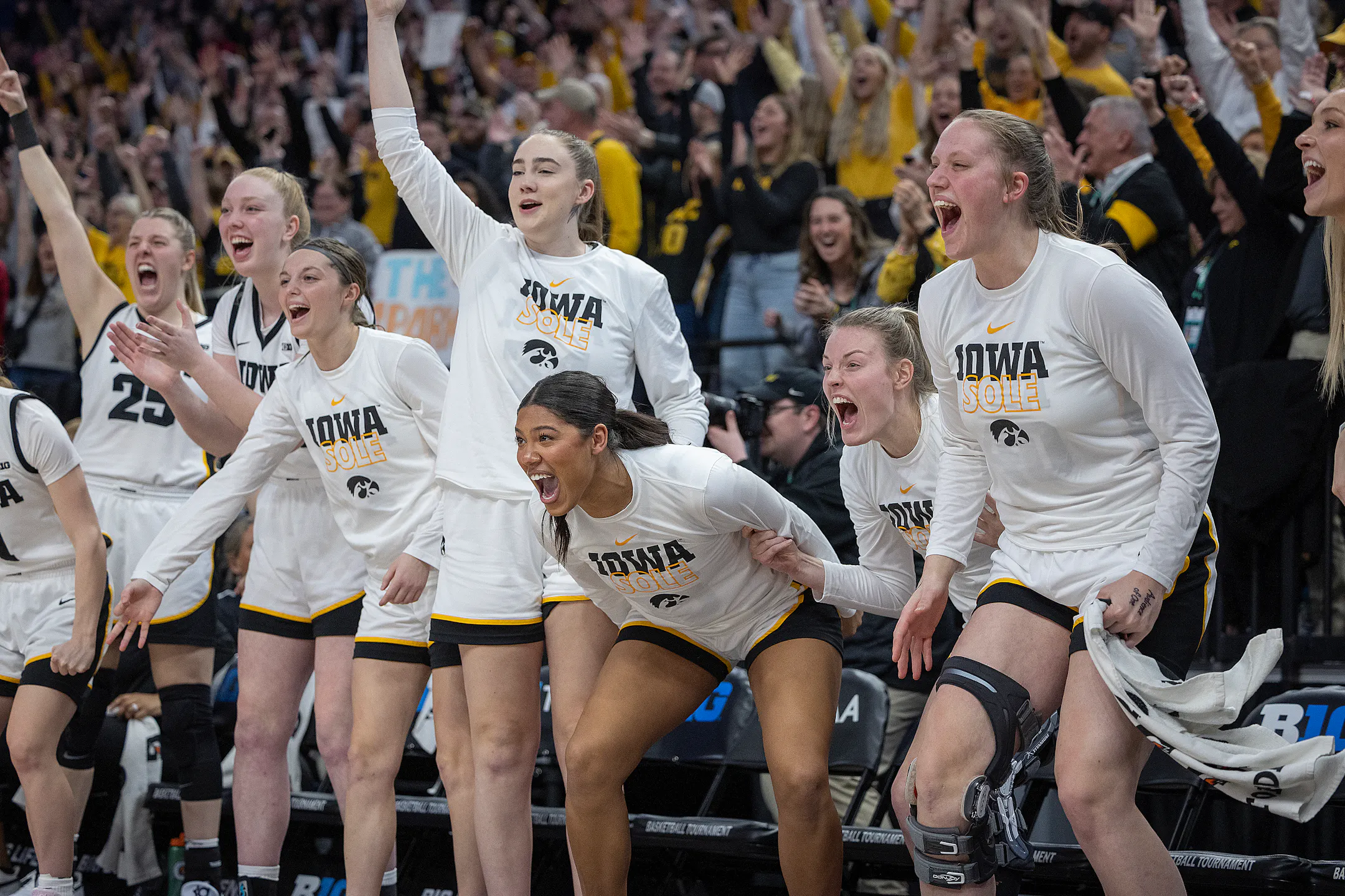 Caitlin Clark, Iowa dominate Ohio State to win Big Ten women's ...