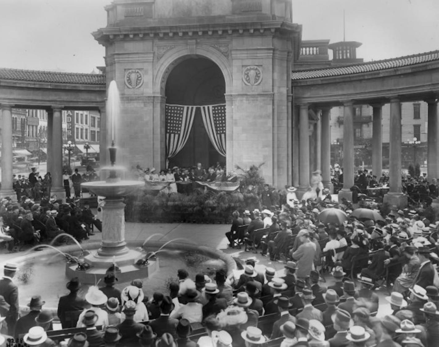 Gateway Park at its dedication, 1915 (Hennepin History Museum)