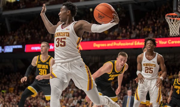 Gophers forward Ihnen misses game because of wrist injury