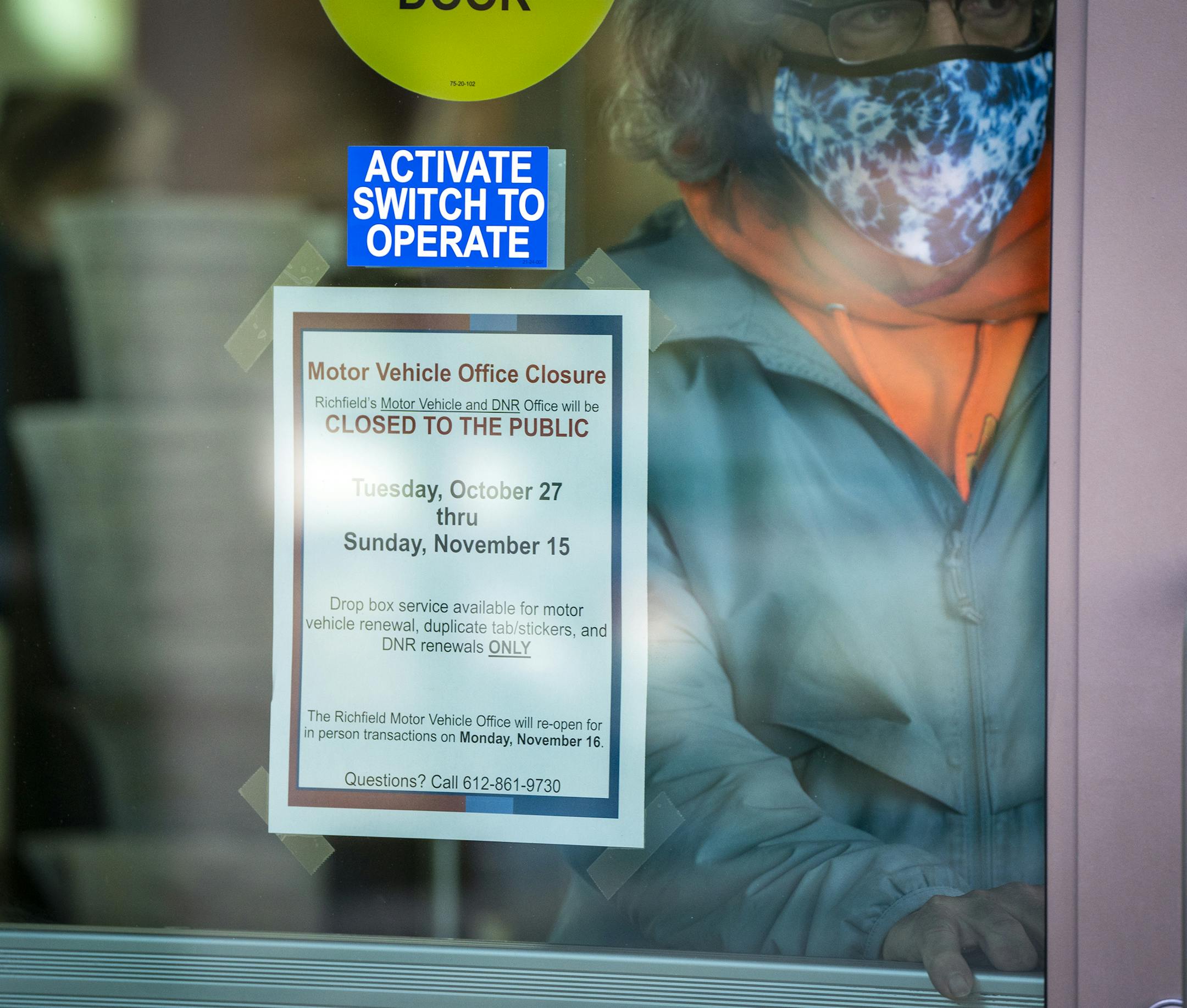 A sign informing citizens of the Motor Vehicle Office's closure was posted on the door during early voting at the City of Richfield Municipal Center. ] LEILA NAVIDI • leila.navidi@startribune.com BACKGROUND INFORMATION: Early voting at the City of Richfield Municipal Center on Tuesday, October 27, 2020. The Richfield DMV closed to focus on in-person absentee ballot voting since they have been too inundated with voters to properly social distance.