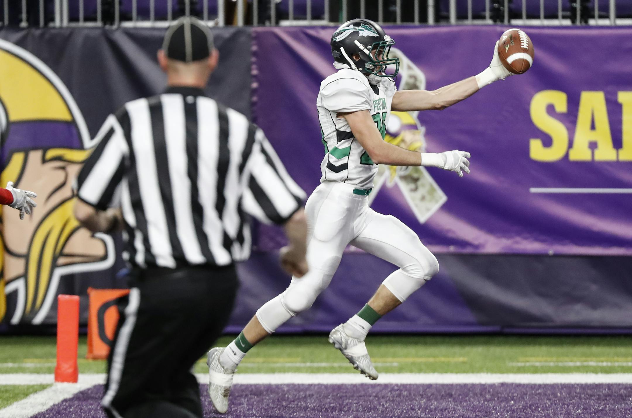 Pipestone High School wide receiver Tyl Woelber (20) scored during the first half. ] RENEE JONES SCHNEIDER • renee.jones@startribune.com During the Class 2A semifinals game between Pipestone and Moose Lake/Willow River at U.S. Bank in Minneapolis, Minn., on Friday, November 17, 2017.