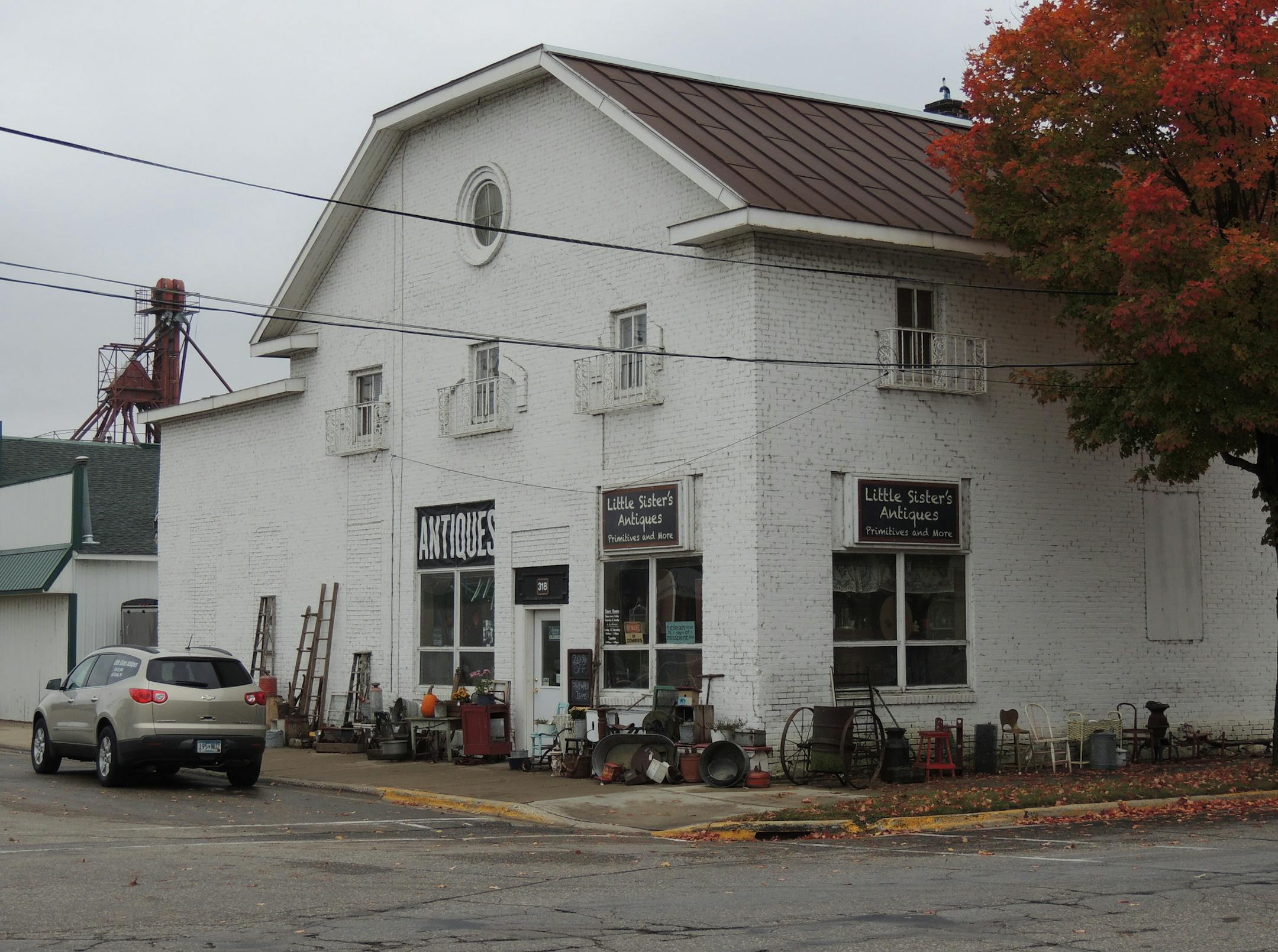 Little Sisterís Antiques in Cold Spring.
