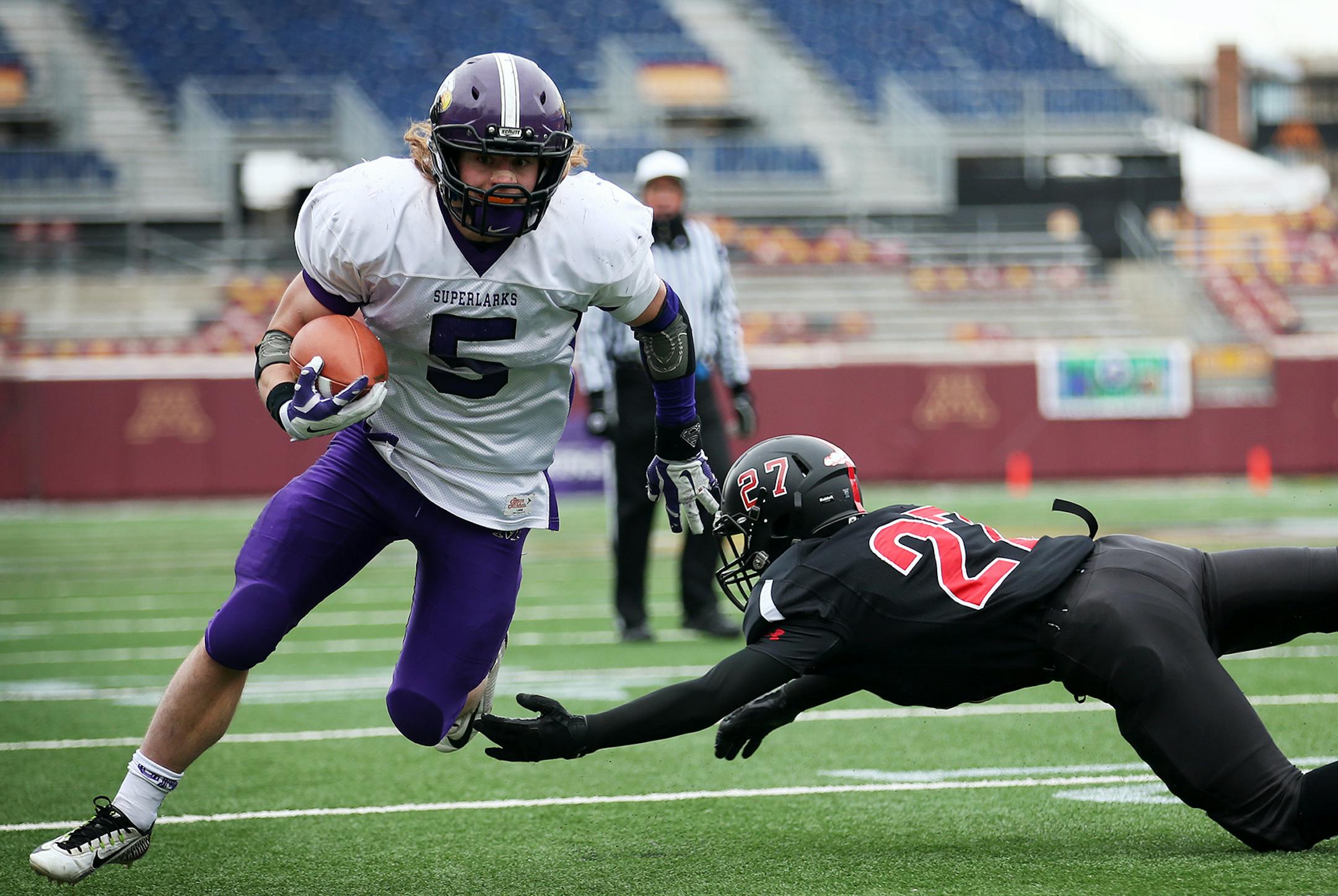 Landon Jacobson, left, of Grand Meadow runs past Mason Sluis of Edgerton/Ellsworth. ] LEILA NAVIDI leila.navidi@startribune.com / BACKGROUND INFORMATION: Edgerton/Ellsworth and Grand Meadow face off in the nine-man State Championship game at TCF Bank Stadium in Minneapolis on Friday, November 21, 2014.